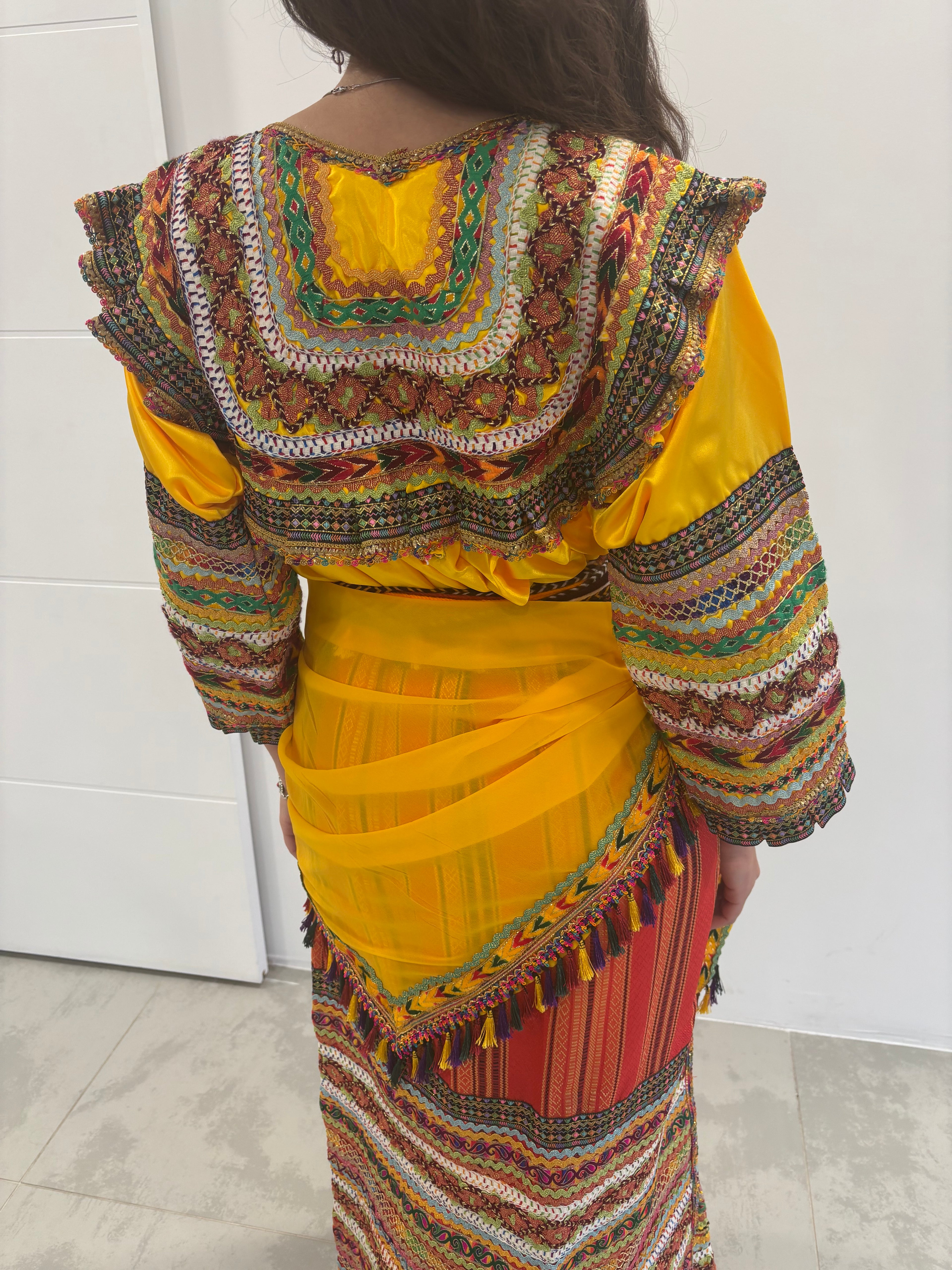 Robe Kabyle Invitée jaune – Modèle “Nour”