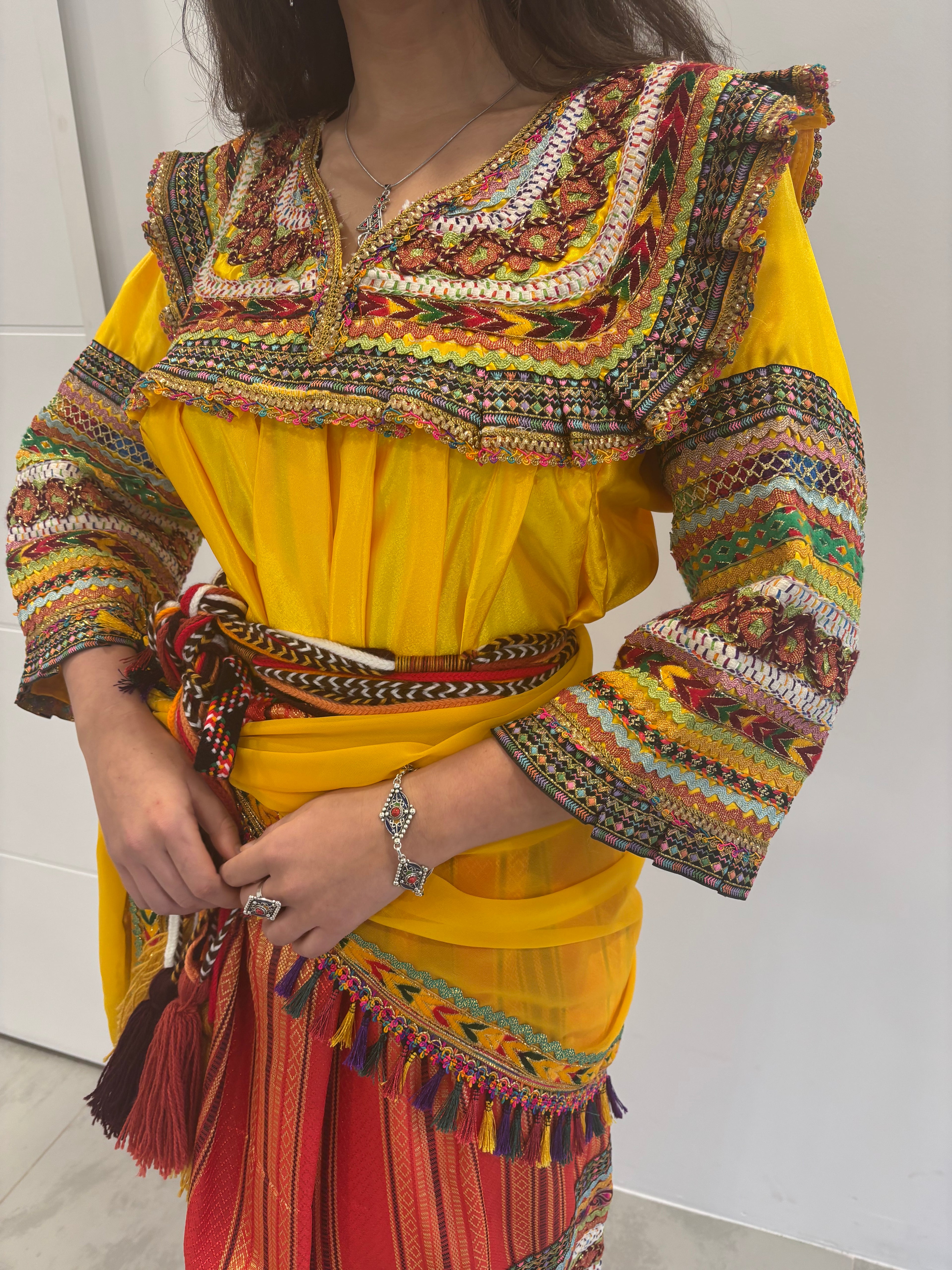 Robe Kabyle Invitée jaune – Modèle “Nour”