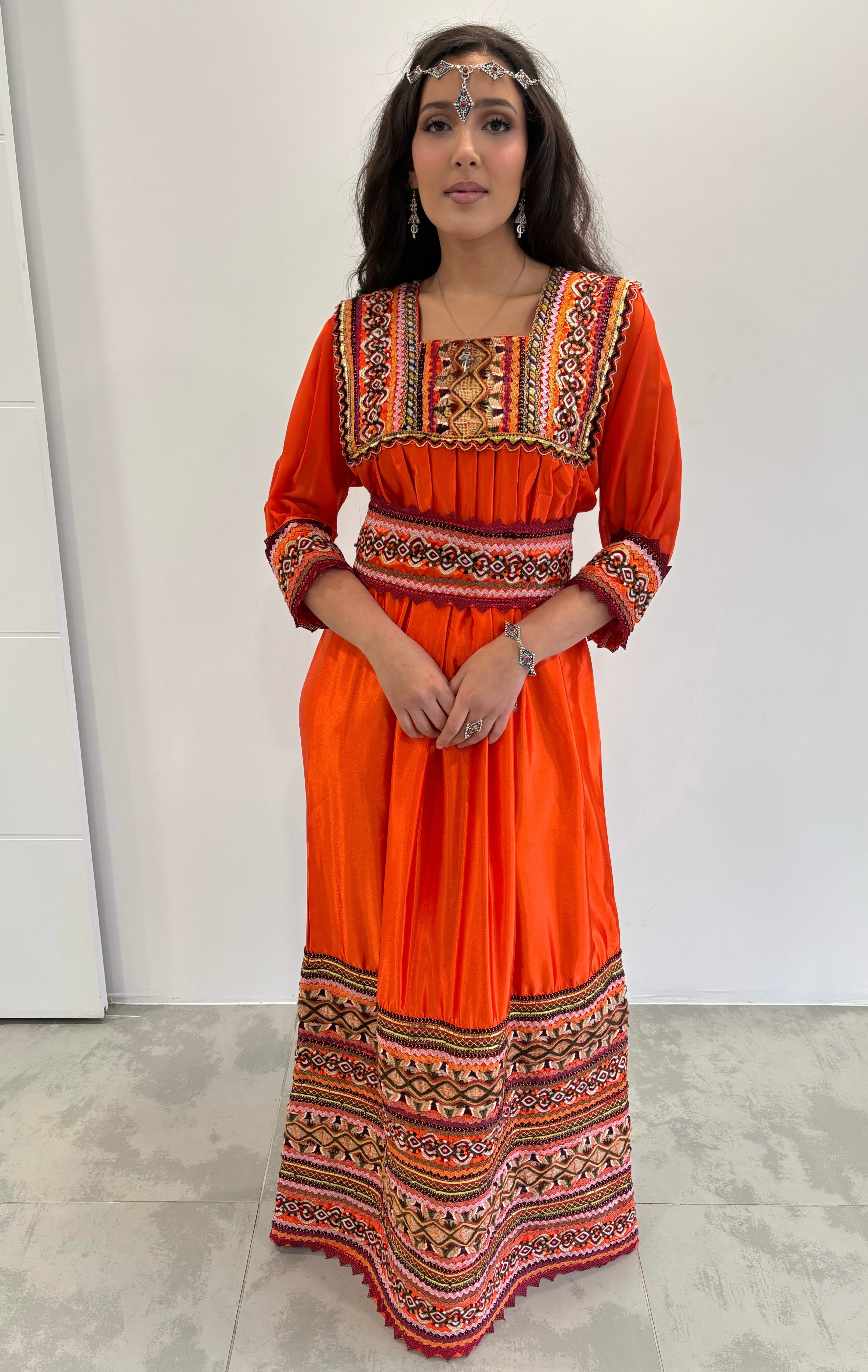 Robe Kabyle Invitée orange “Yellis” – Élégance Ancestrale