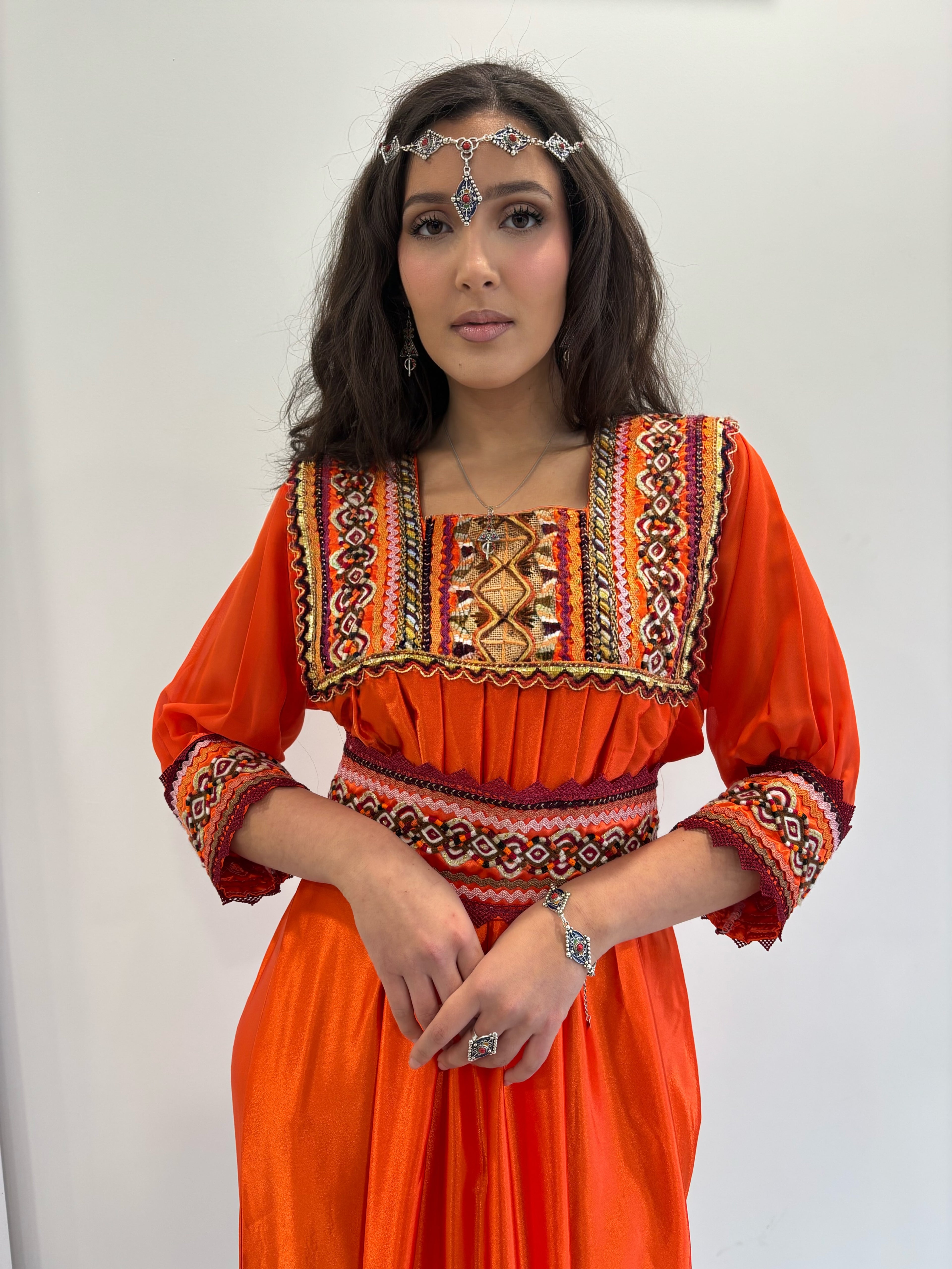 Robe Kabyle Invitée orange “Yellis” – Élégance Ancestrale