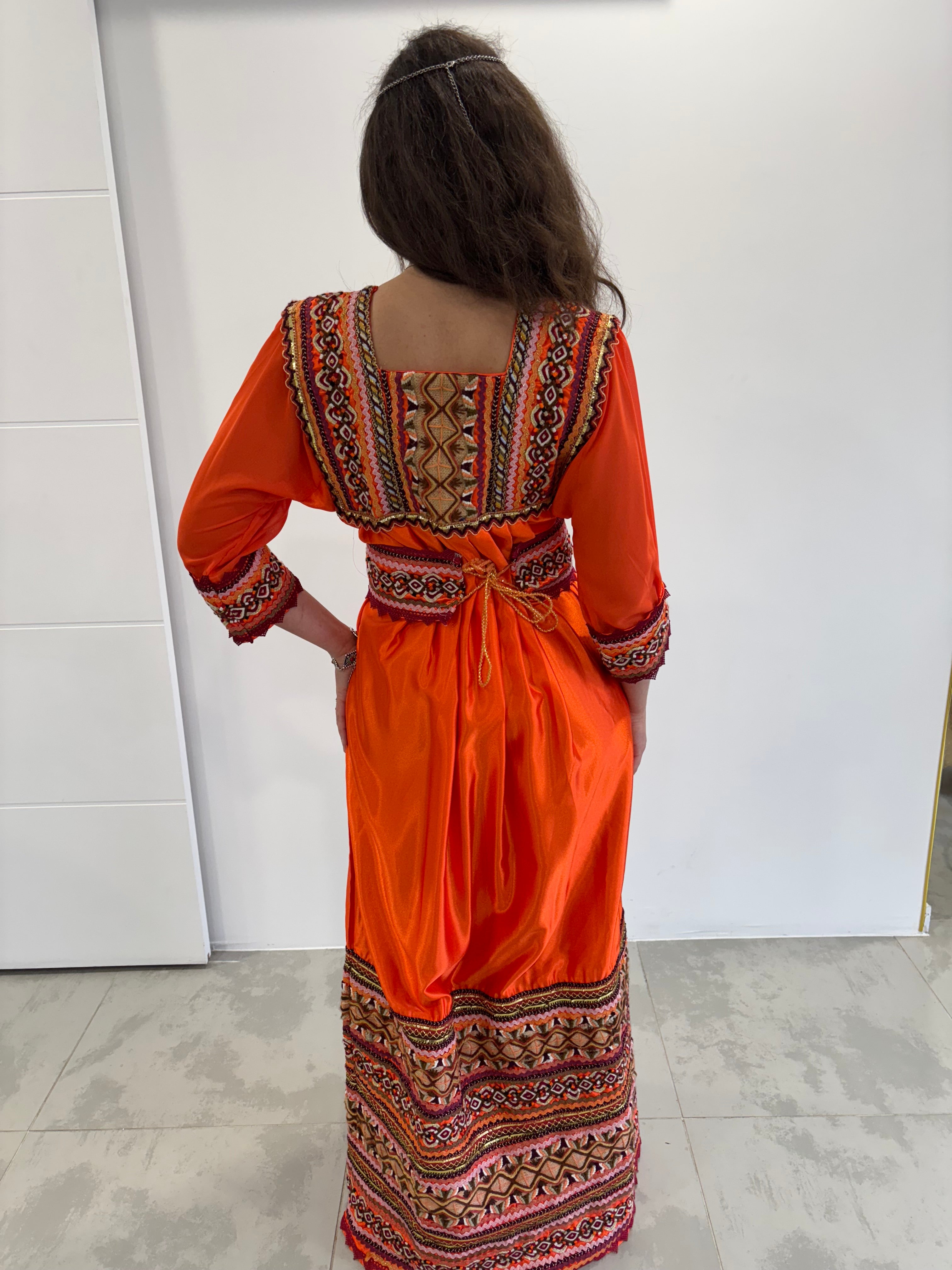 Robe Kabyle Invitée orange “Yellis” – Élégance Ancestrale