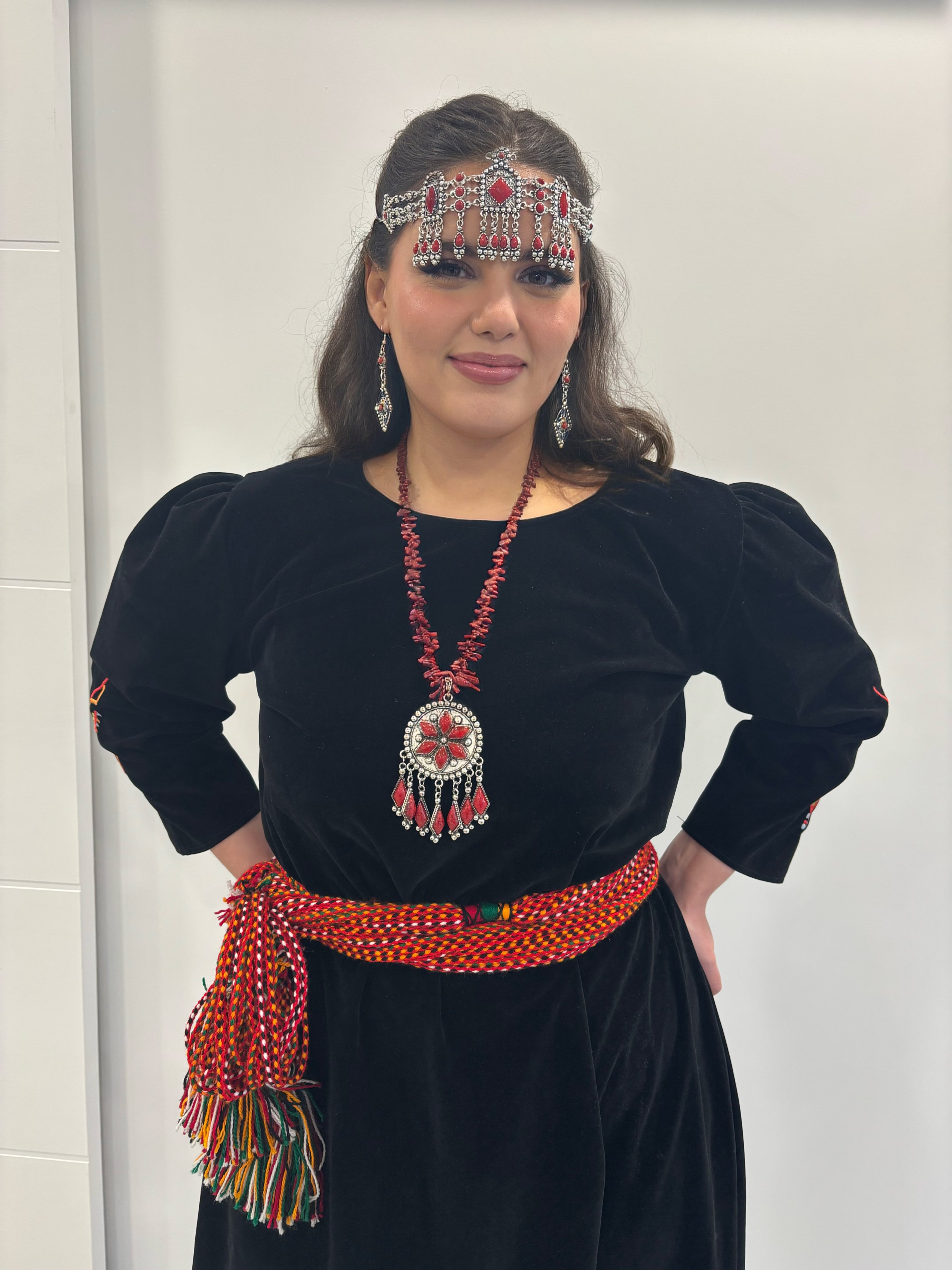 Robe kabyle invitée en velours noir – Tafukt