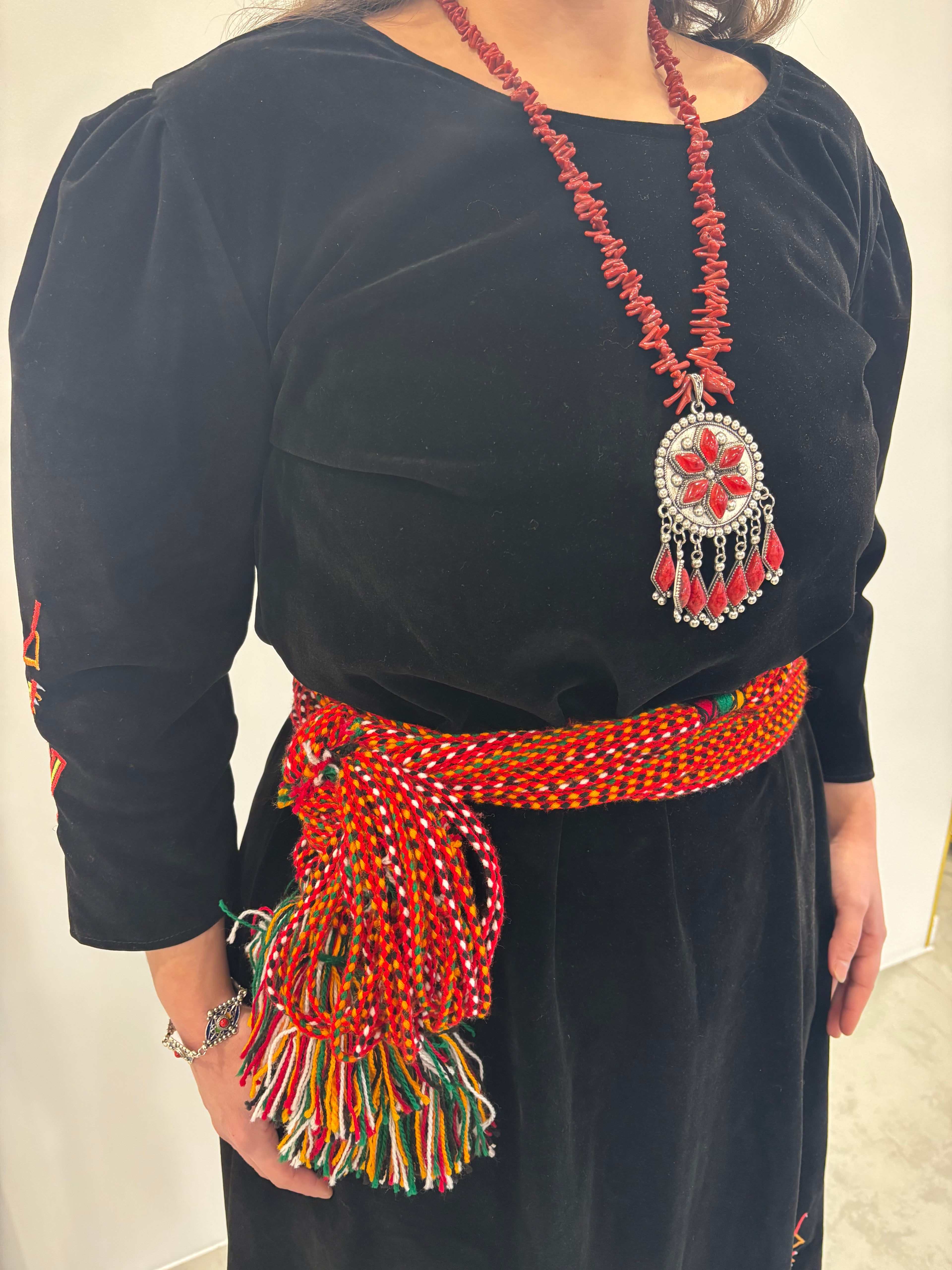 Robe kabyle invitée en velours noir – Tafukt