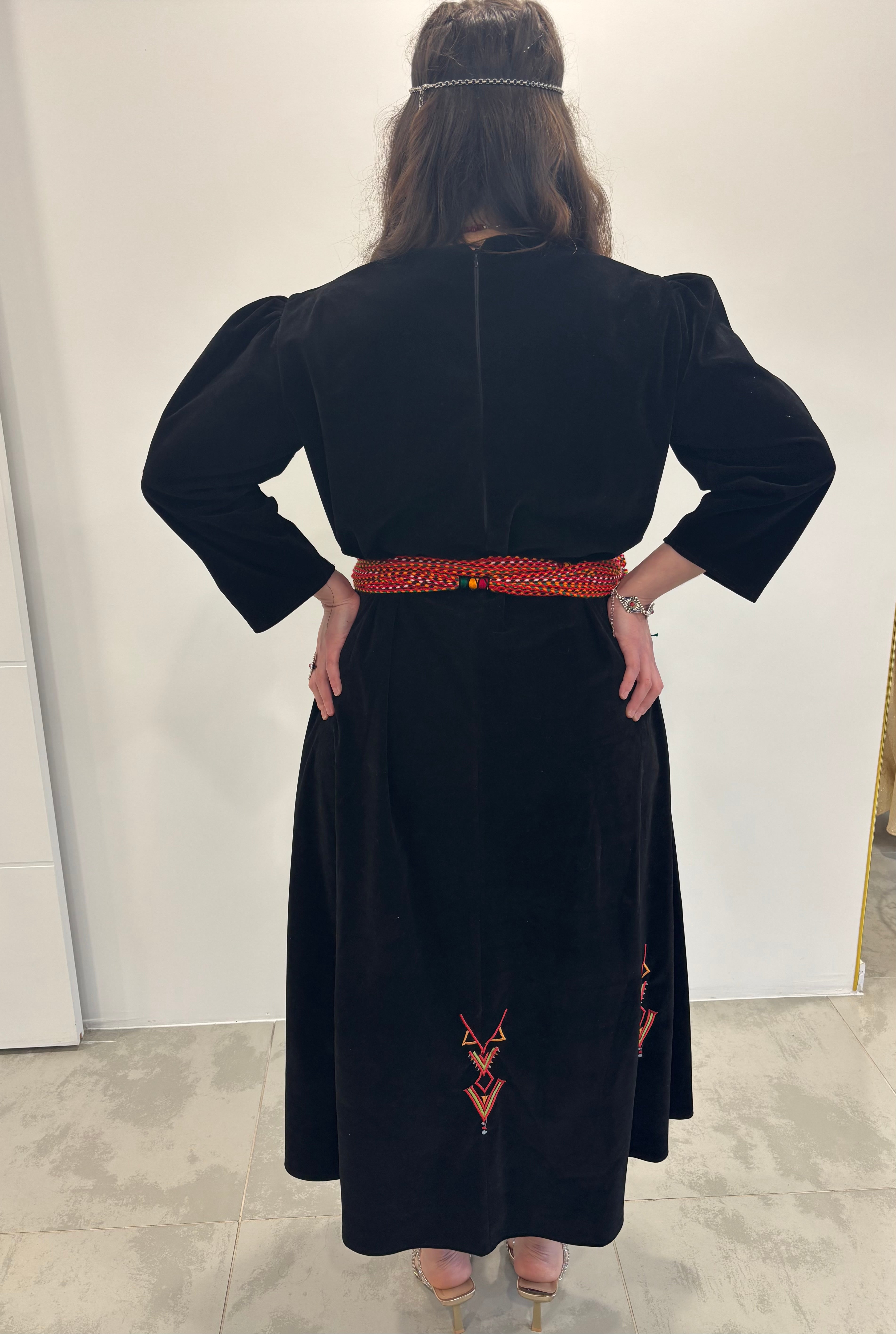 Robe kabyle invitée en velours noir – Tafukt