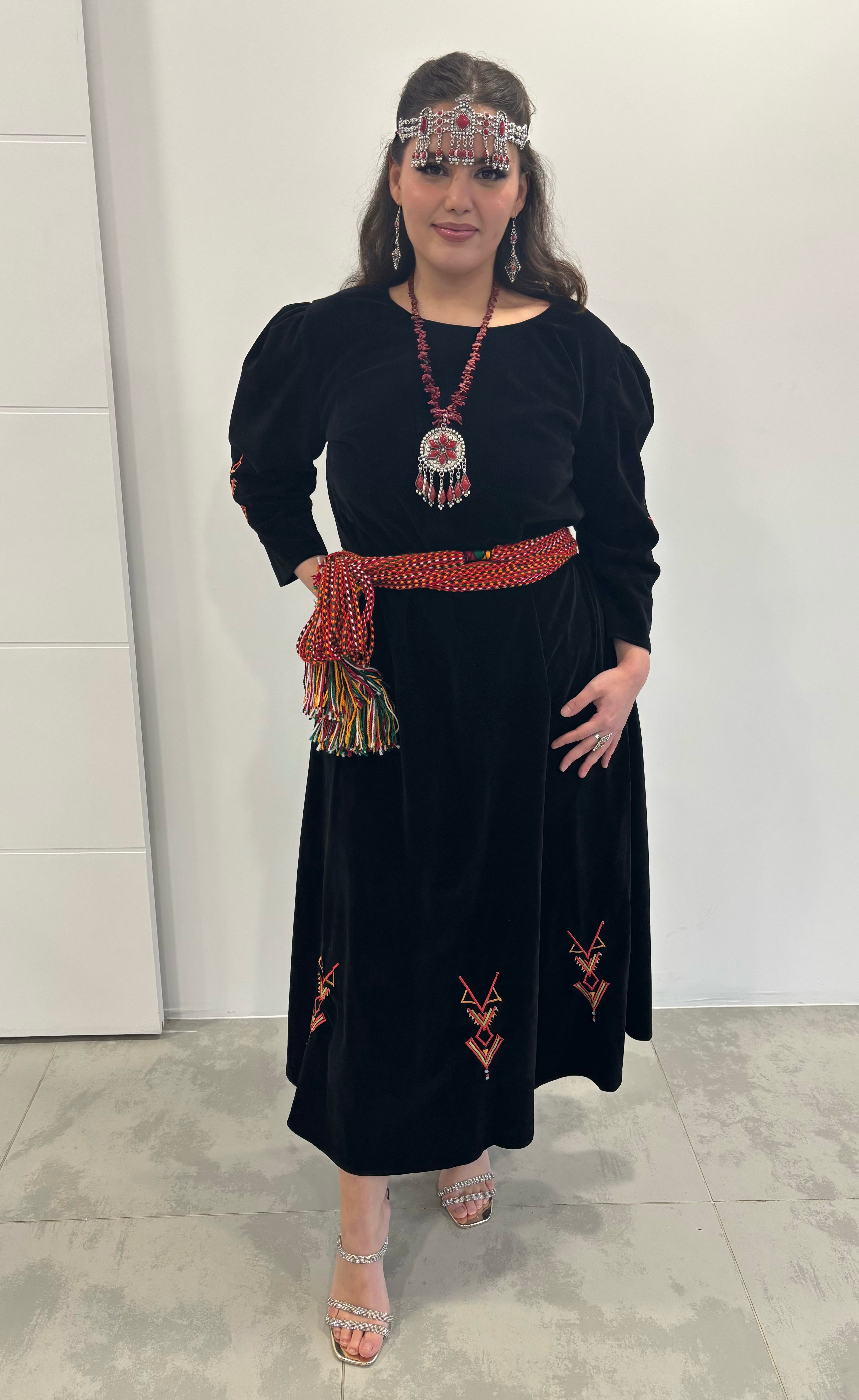 Robe kabyle invitée en velours noir – Tafukt