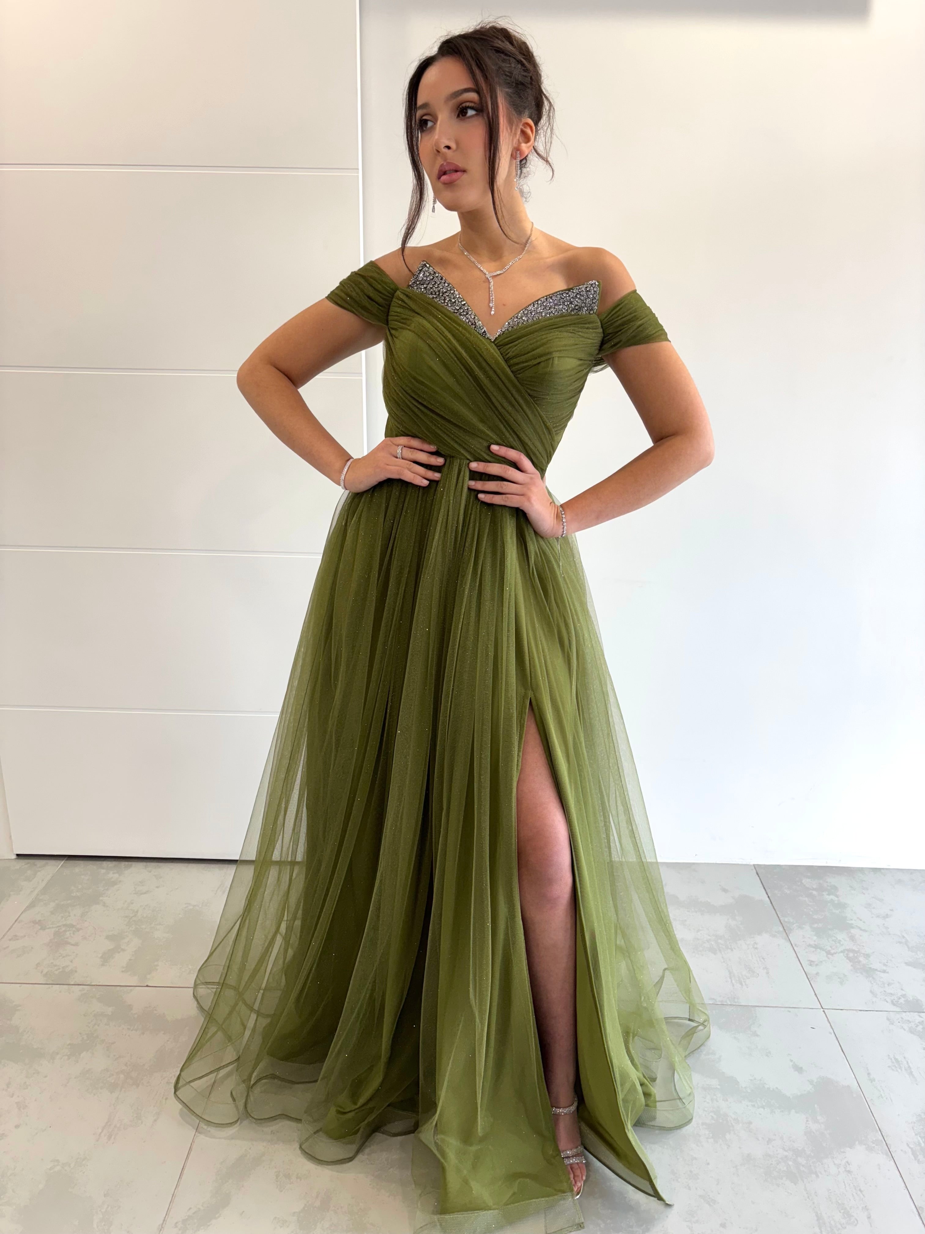 Robe longue kaki évasée avec fente, col bateau et détail argenté sur le bustier