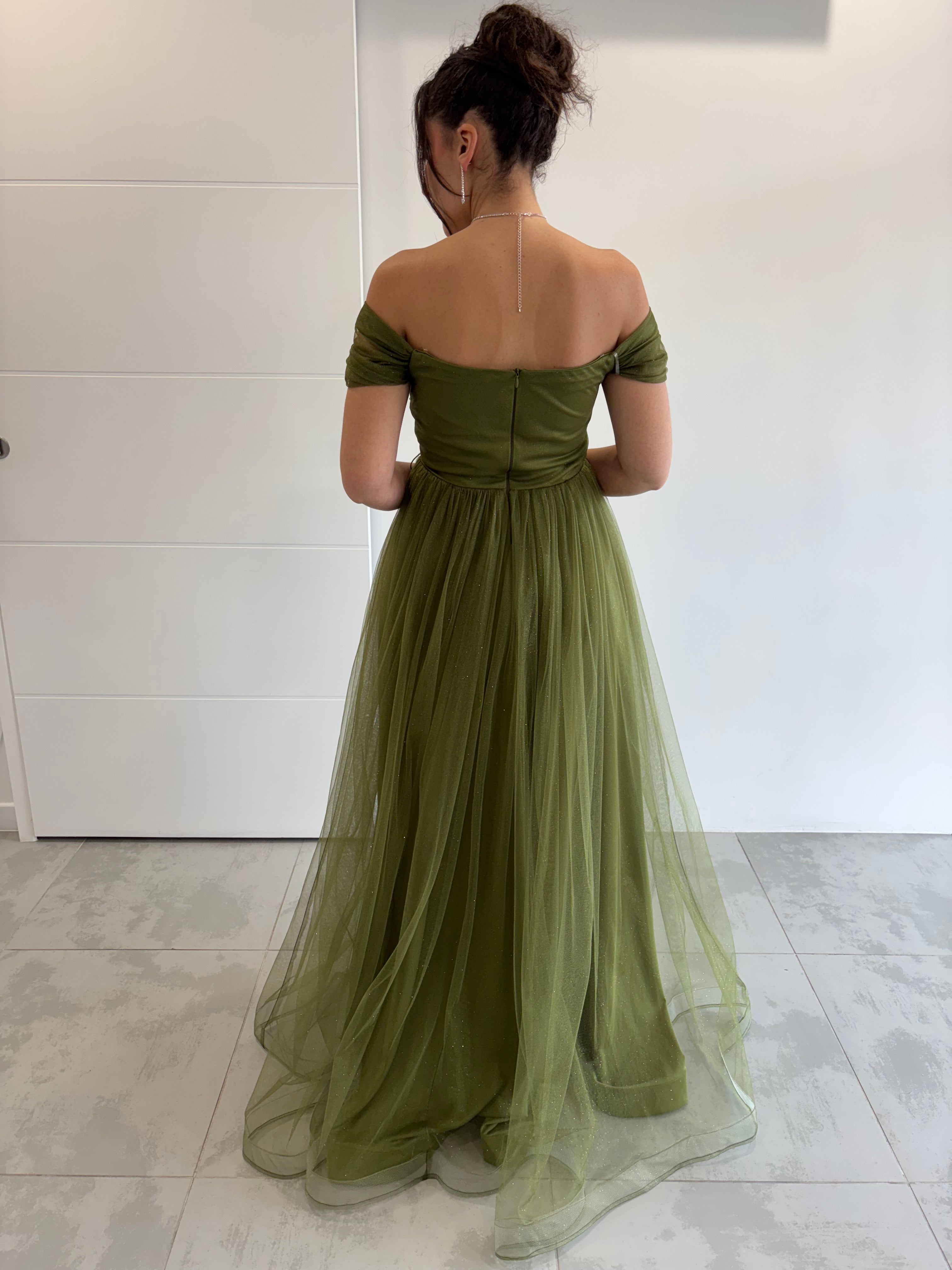 Robe longue kaki évasée à col bateau, vue de dos avec fermeture éclair