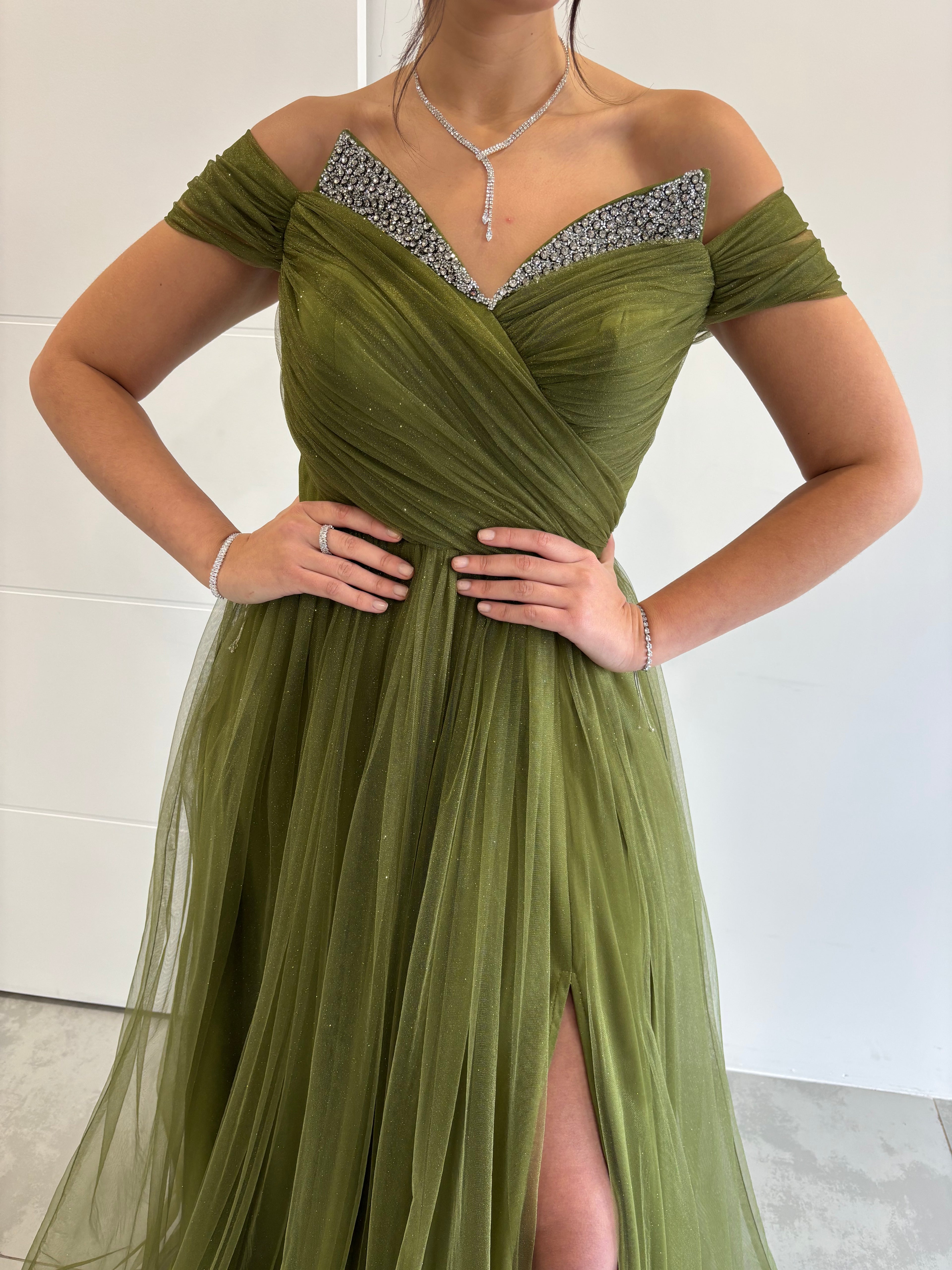 Robe longue kaki évasée avec fente, col bateau et détail argenté sur le bustier