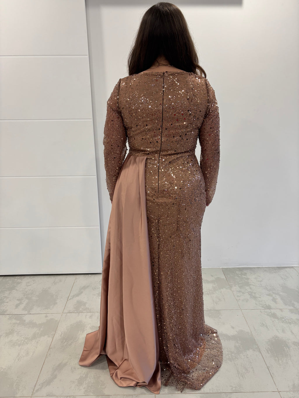 Robe en sequins rose gold  manches longues, avec traine en satin sur le côté et fermeture éclaire, vue de dos 