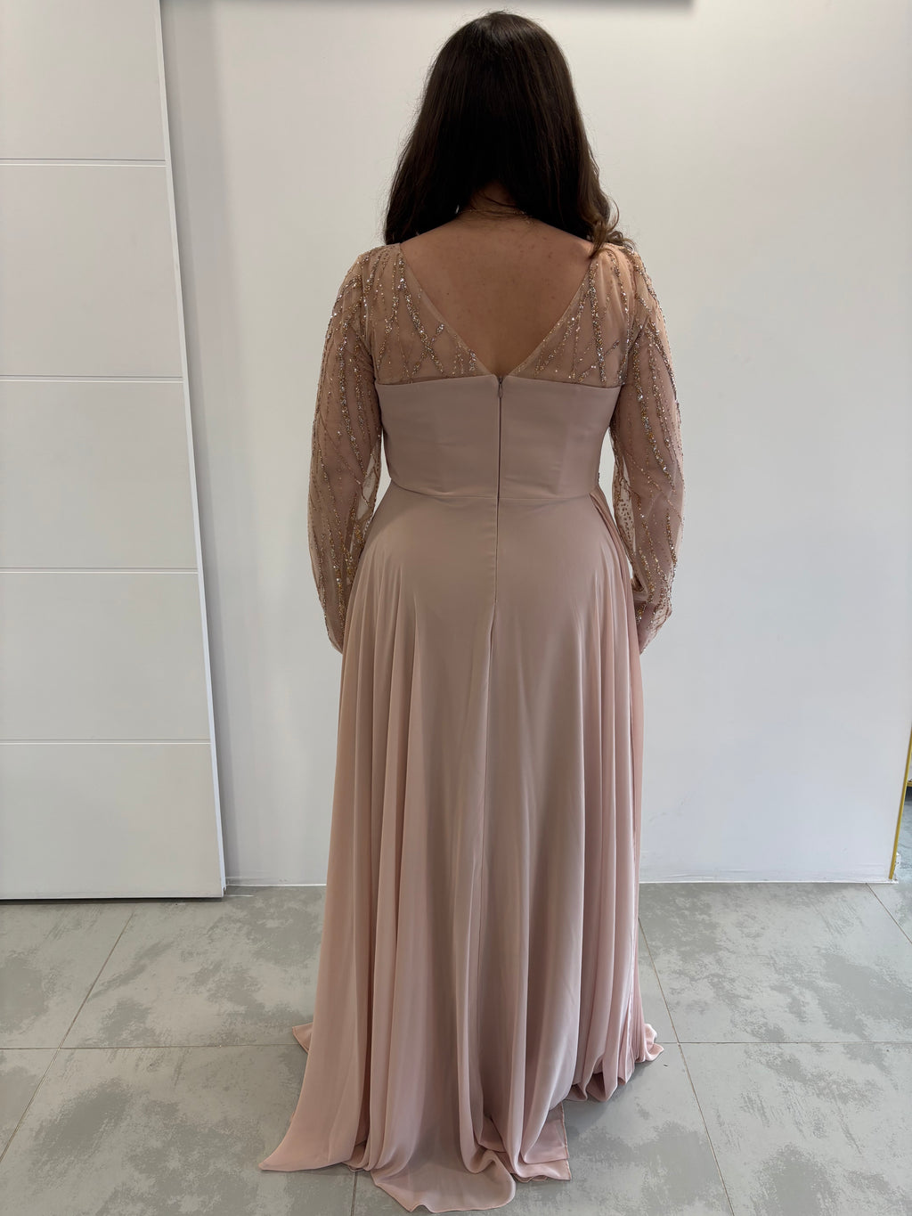 Robe longue évasée rose poudrée, vue de dos, col en v et manches longues transparentes pailletée, fermeture éclaire