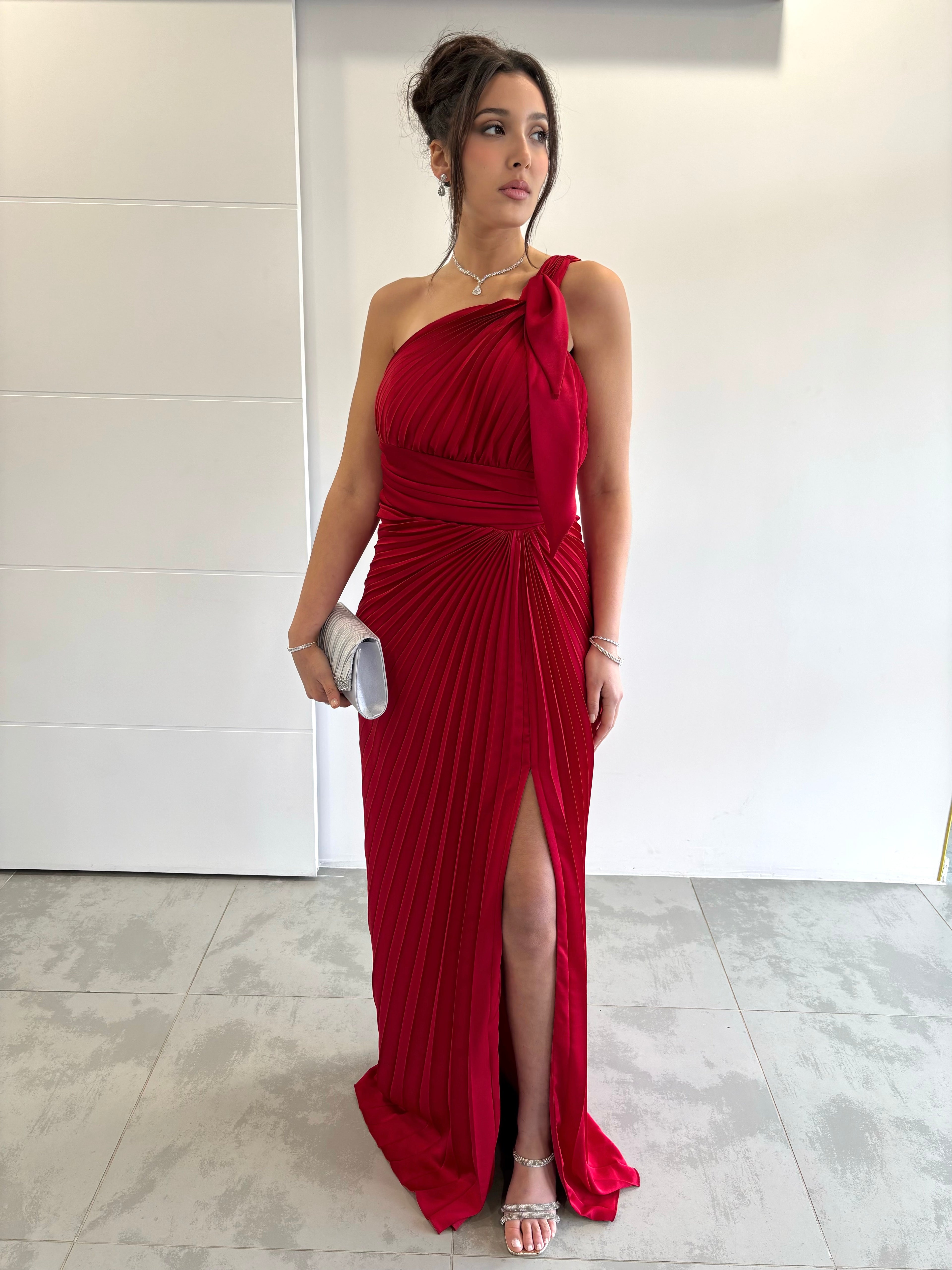 Robe longue rouge plissée avec col asymétrique et bretelle