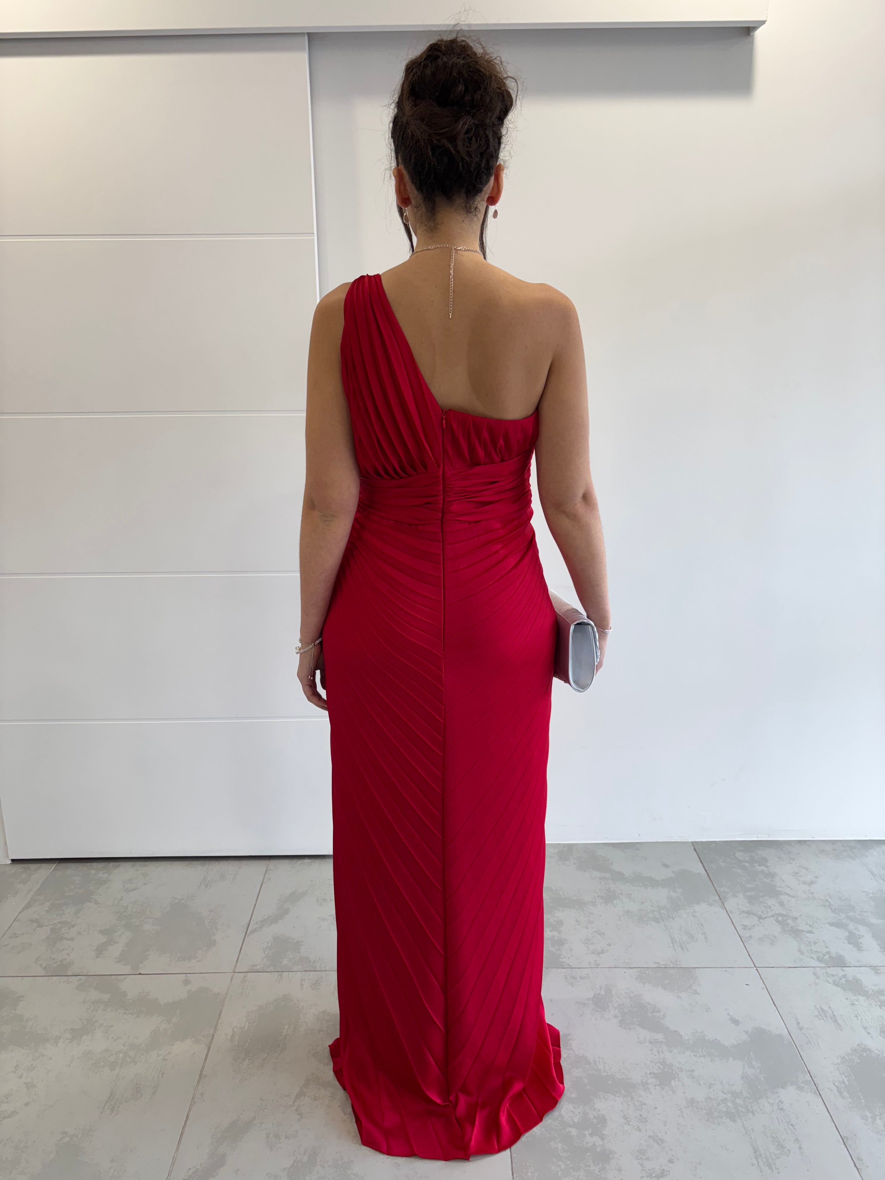 Robe longue rouge plissée avec dos asymétrique à bretelle