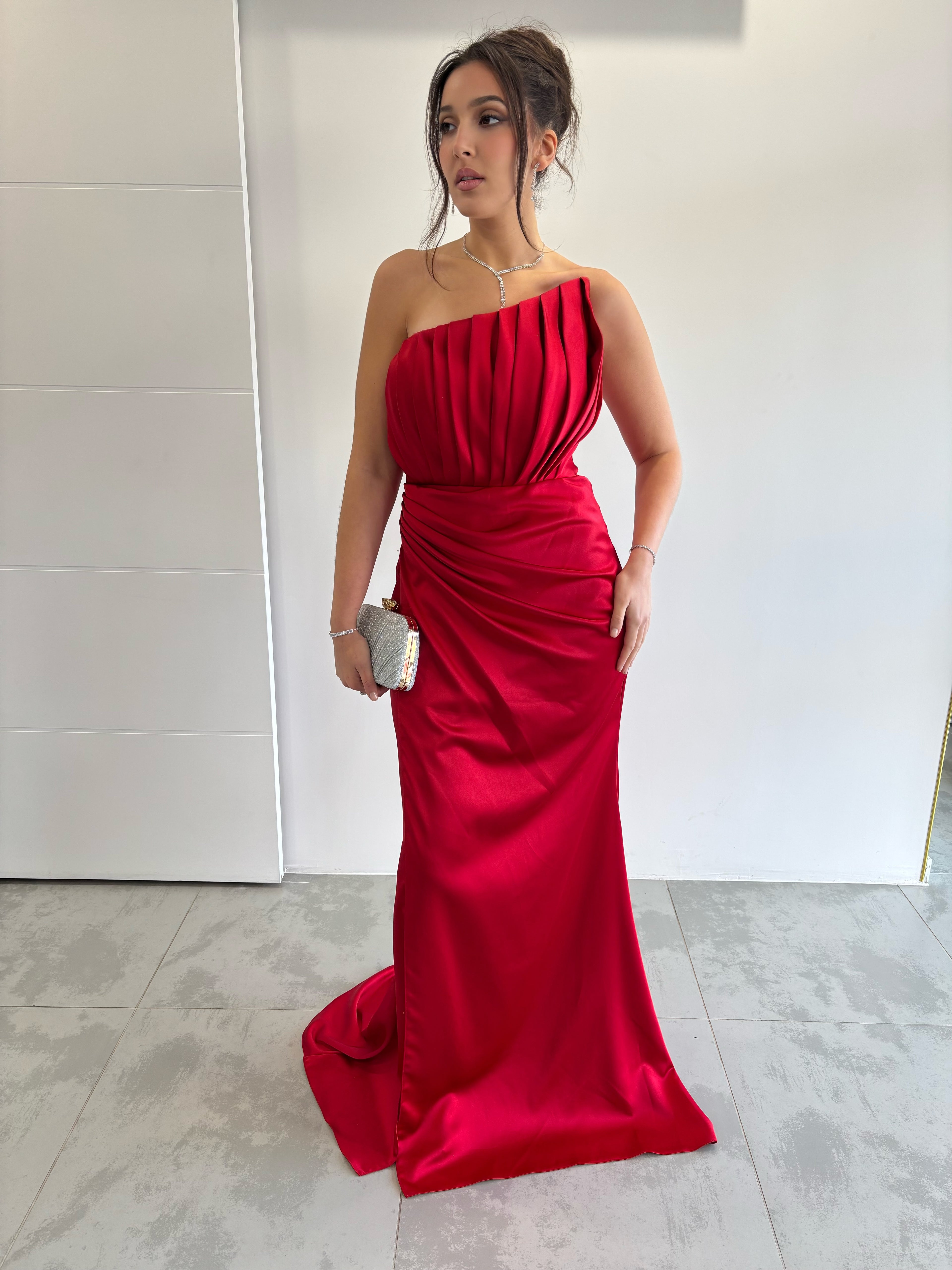 Robe de soirée rouge en satin à bustier asymétrique plissé