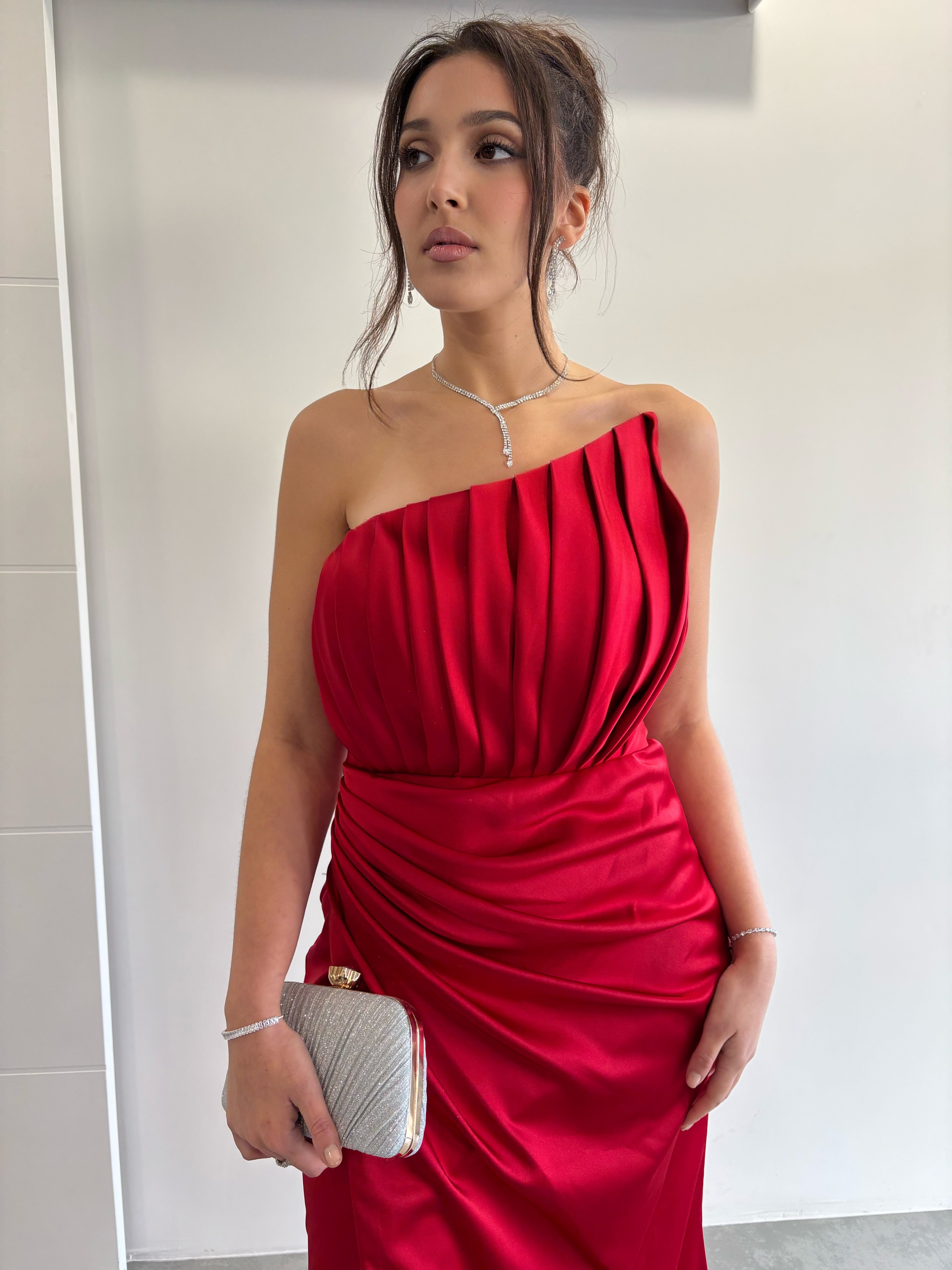 Robe de soirée rouge en satin à bustier asymétrique plissé