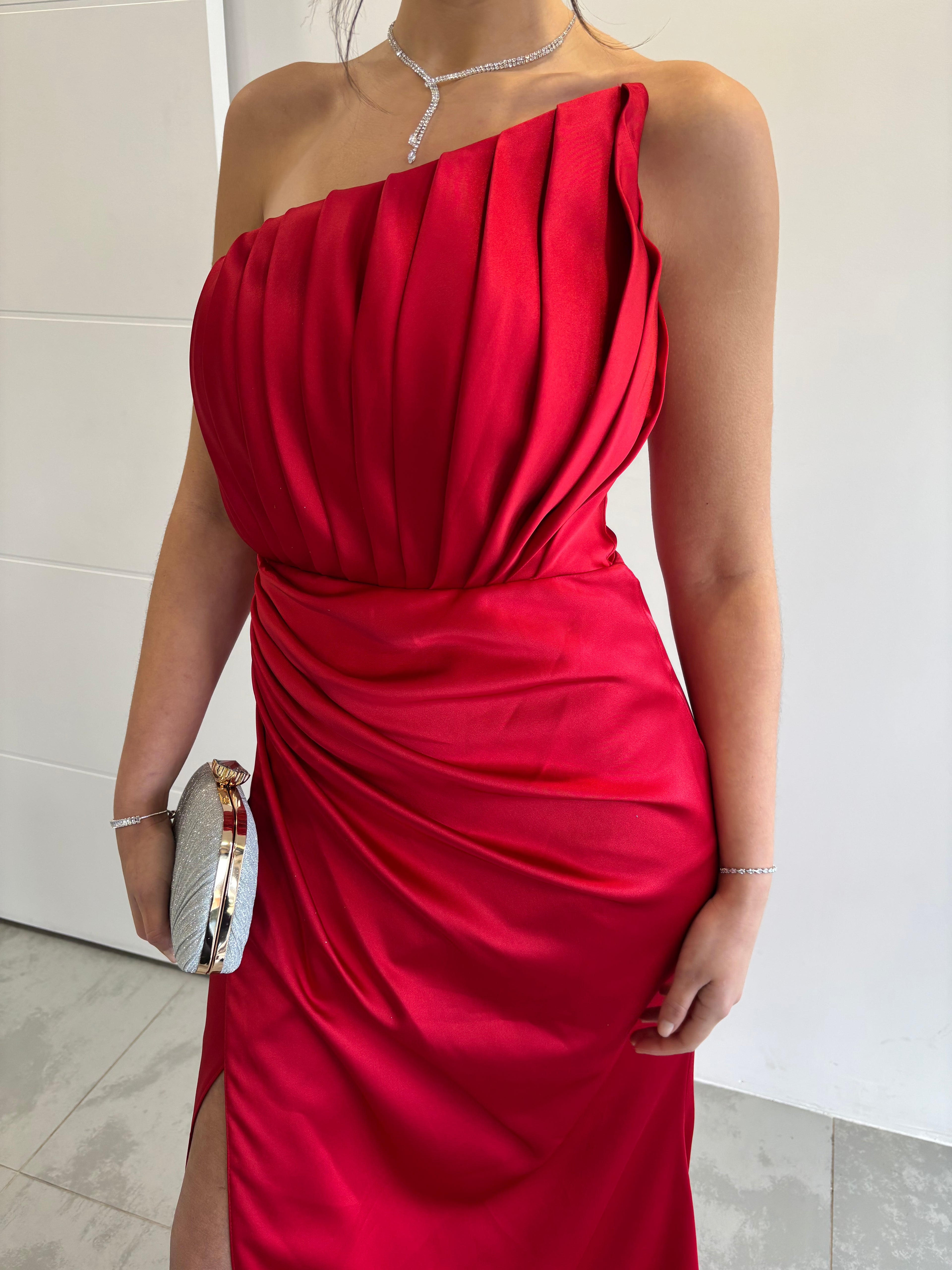 Robe de soirée rouge en satin à bustier asymétrique plissé avec fente