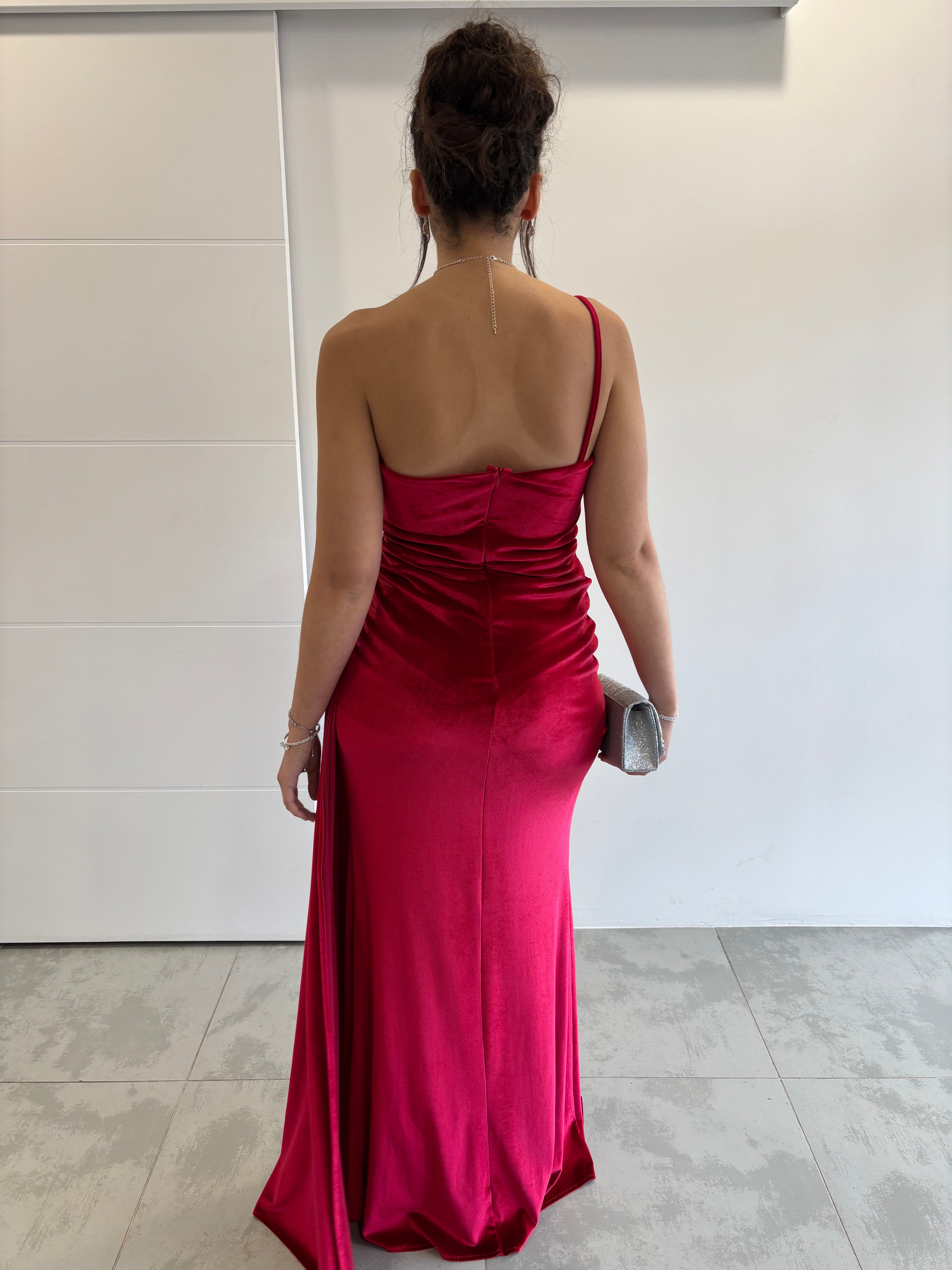 Robe de soirée rouge en velours pailleté avec col asymétrique au dos