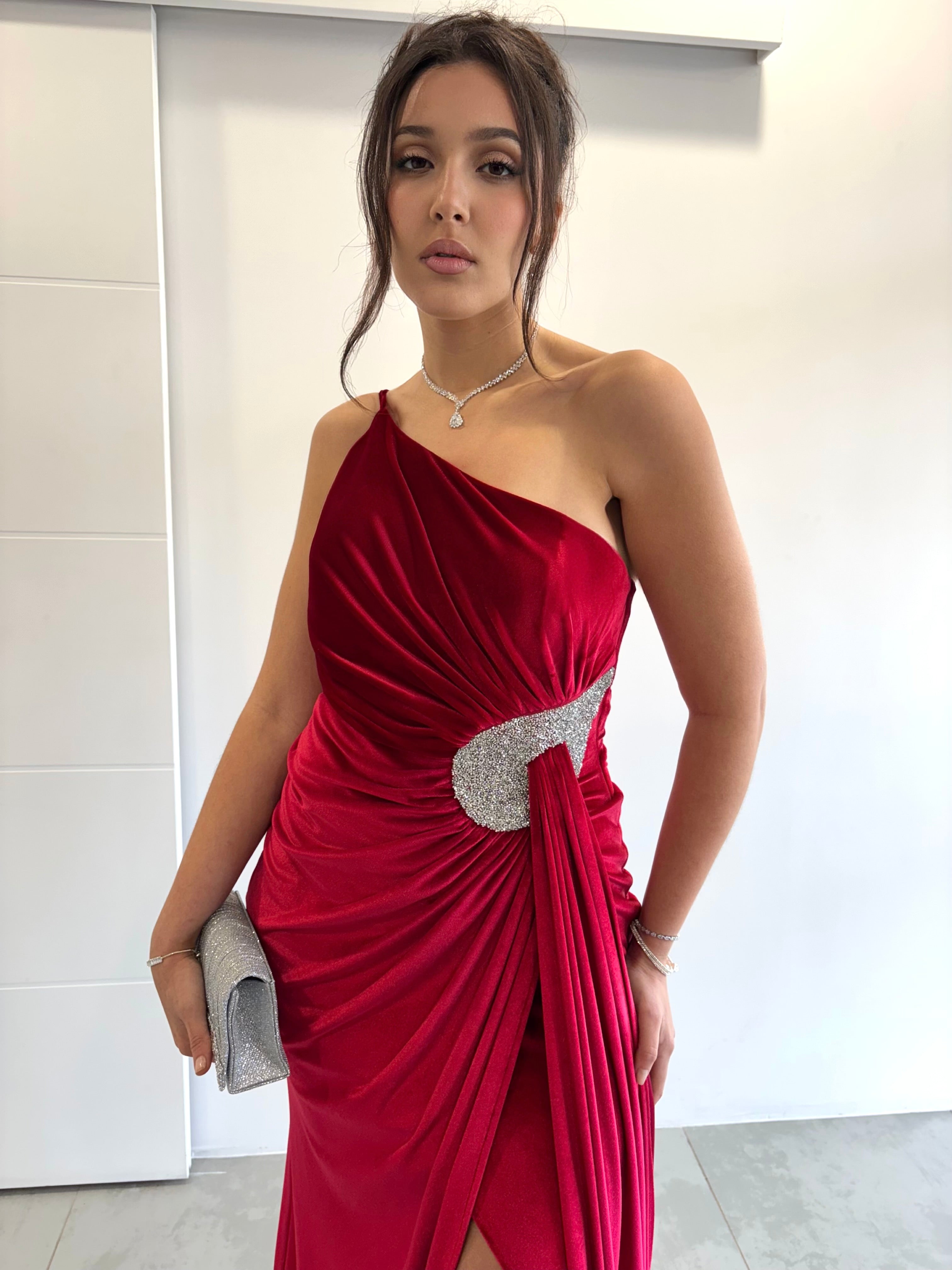 Robe de soirée rouge en velours pailletée avec col asymétrique et détail argenté 