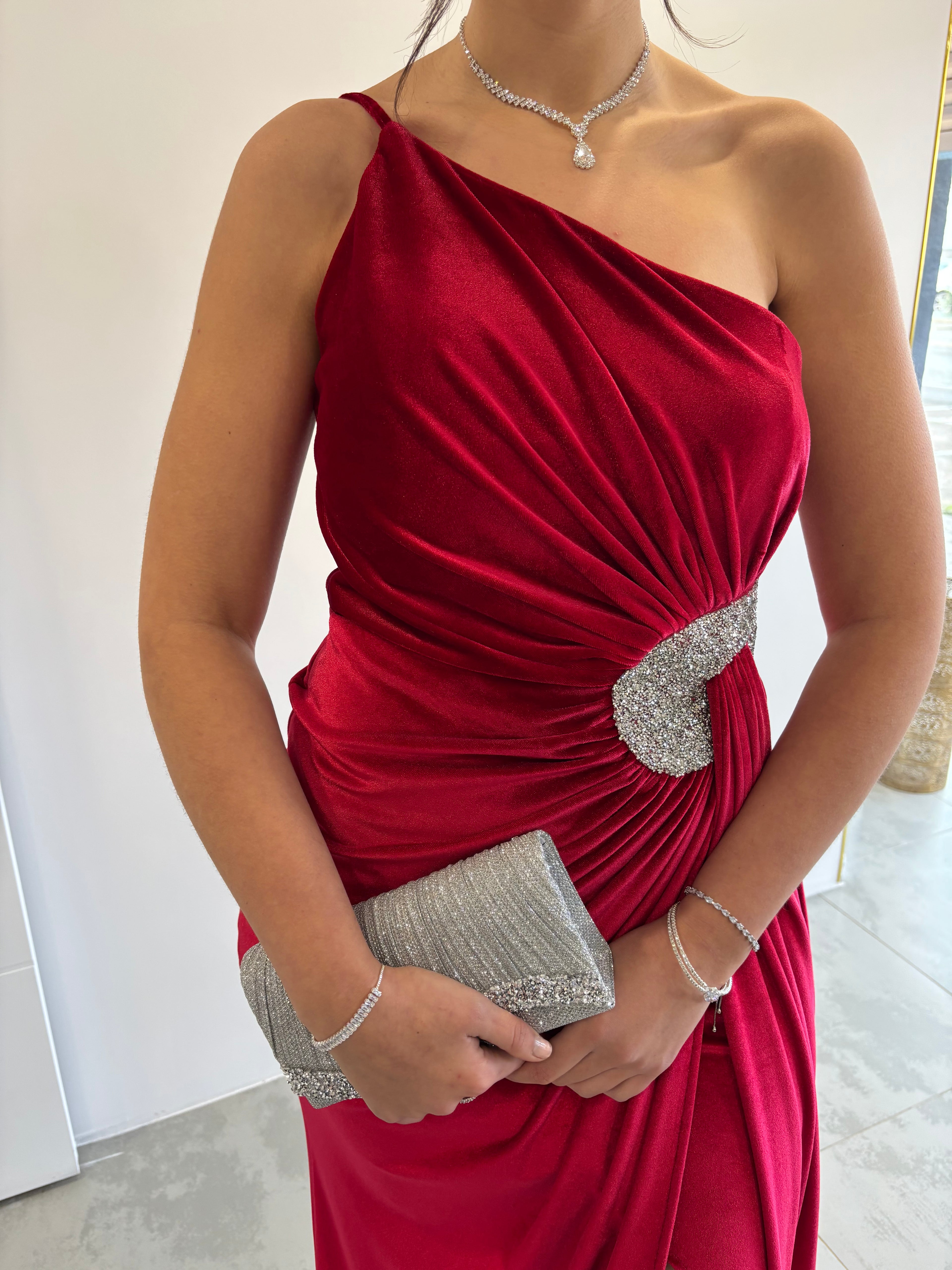 Robe de soirée rouge en velours pailletée avec col asymétrique et détail argenté 