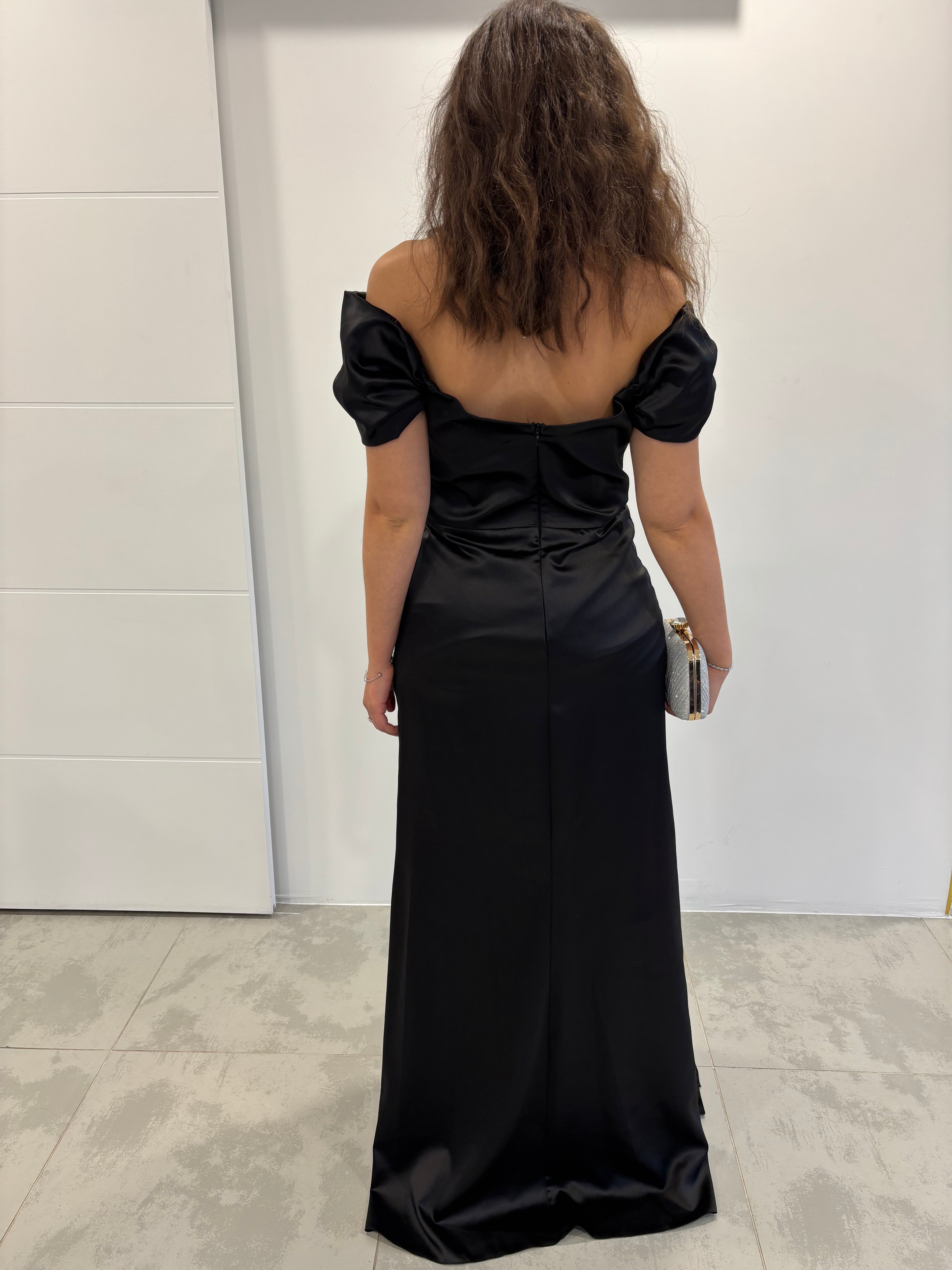 Robe longue satin noir col bateau fente côté dos