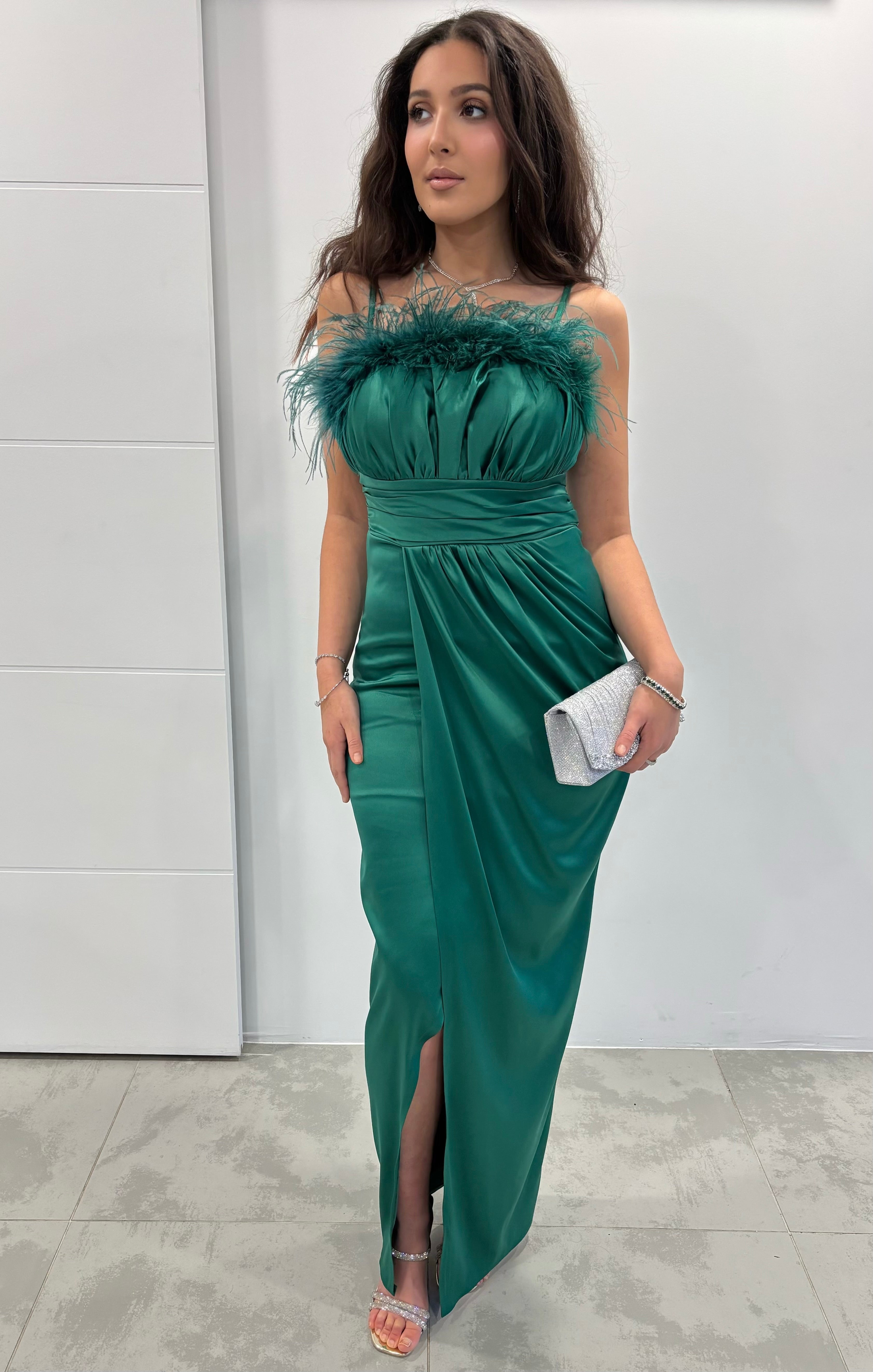 Robe longue verte satinée fente bretelles fines bustier plumé