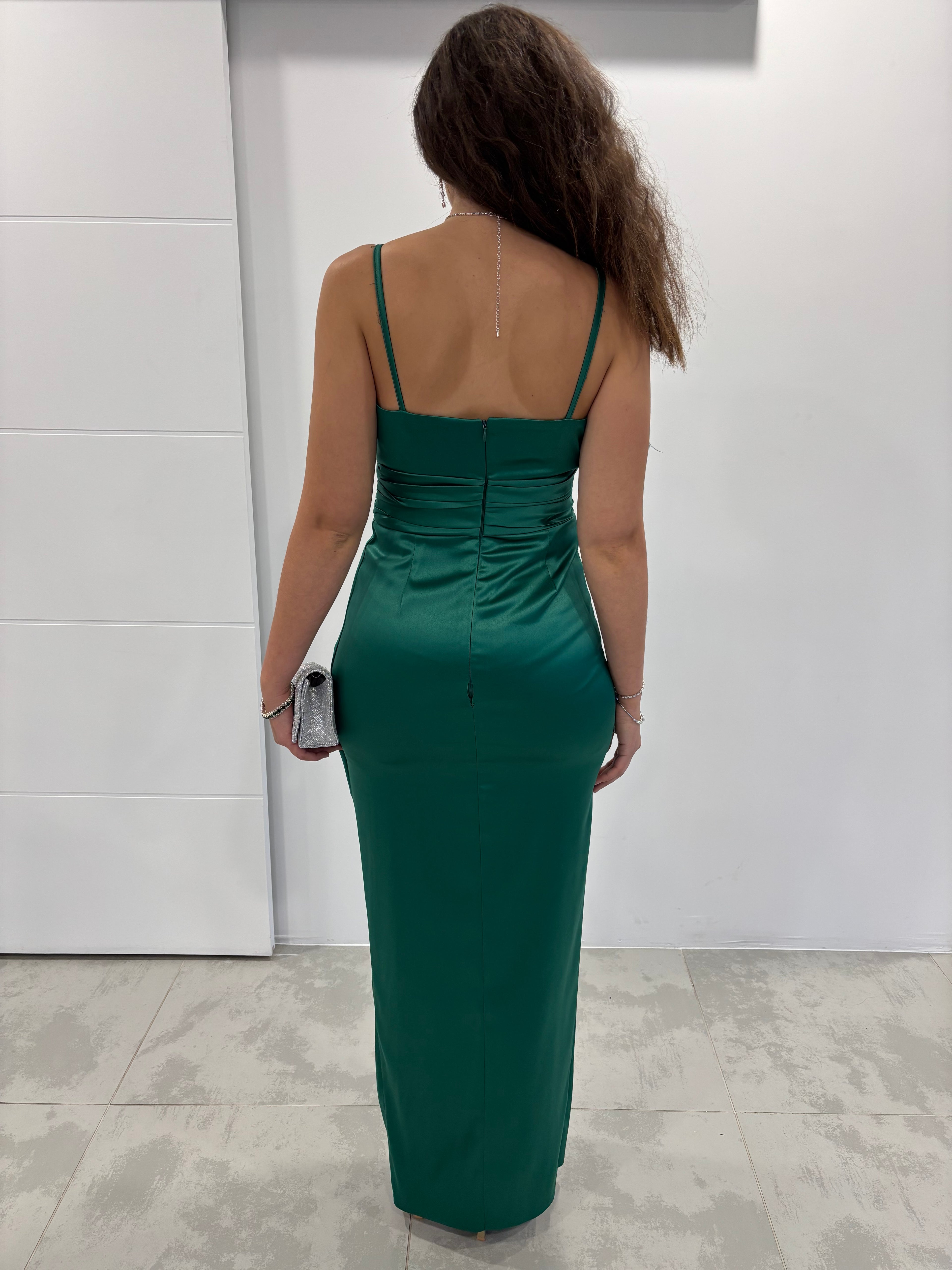 Robe longue verte satinée bretelles fines dos simple