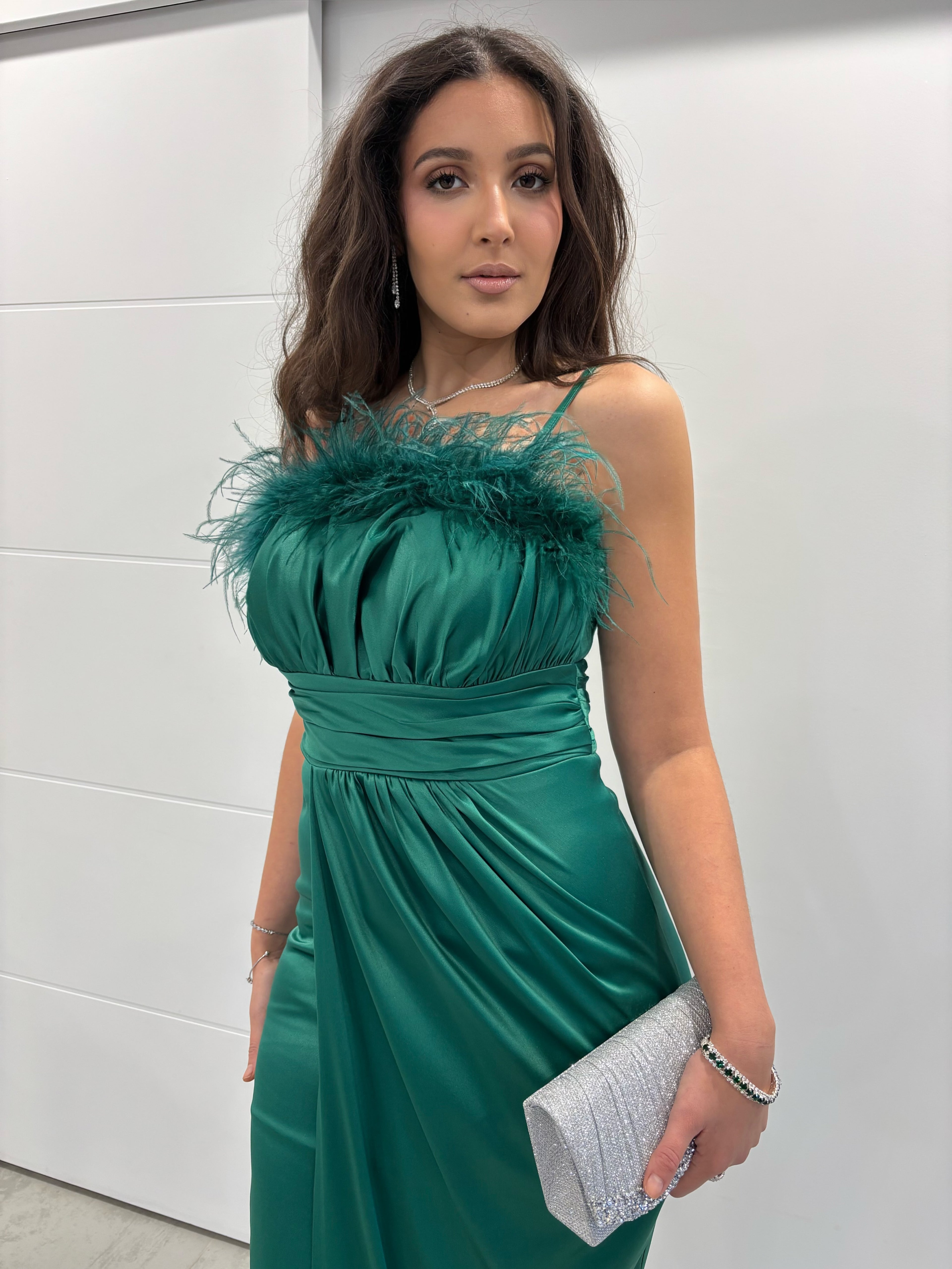 Robe longue verte satinée fente bretelles fines details bustier plumes 