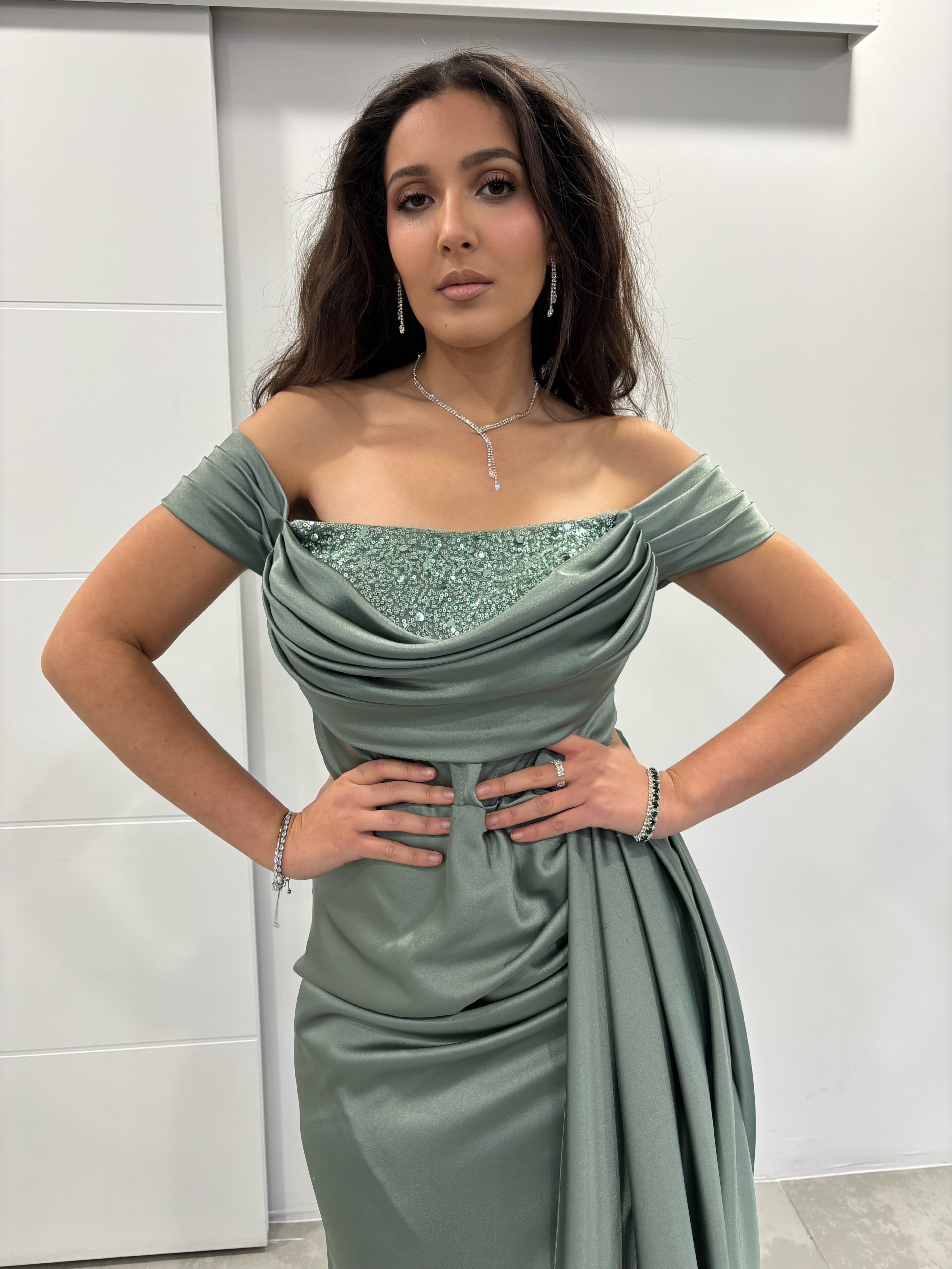 Robe satin vert d'eau traîne fente côté col bateau sequins details plissé