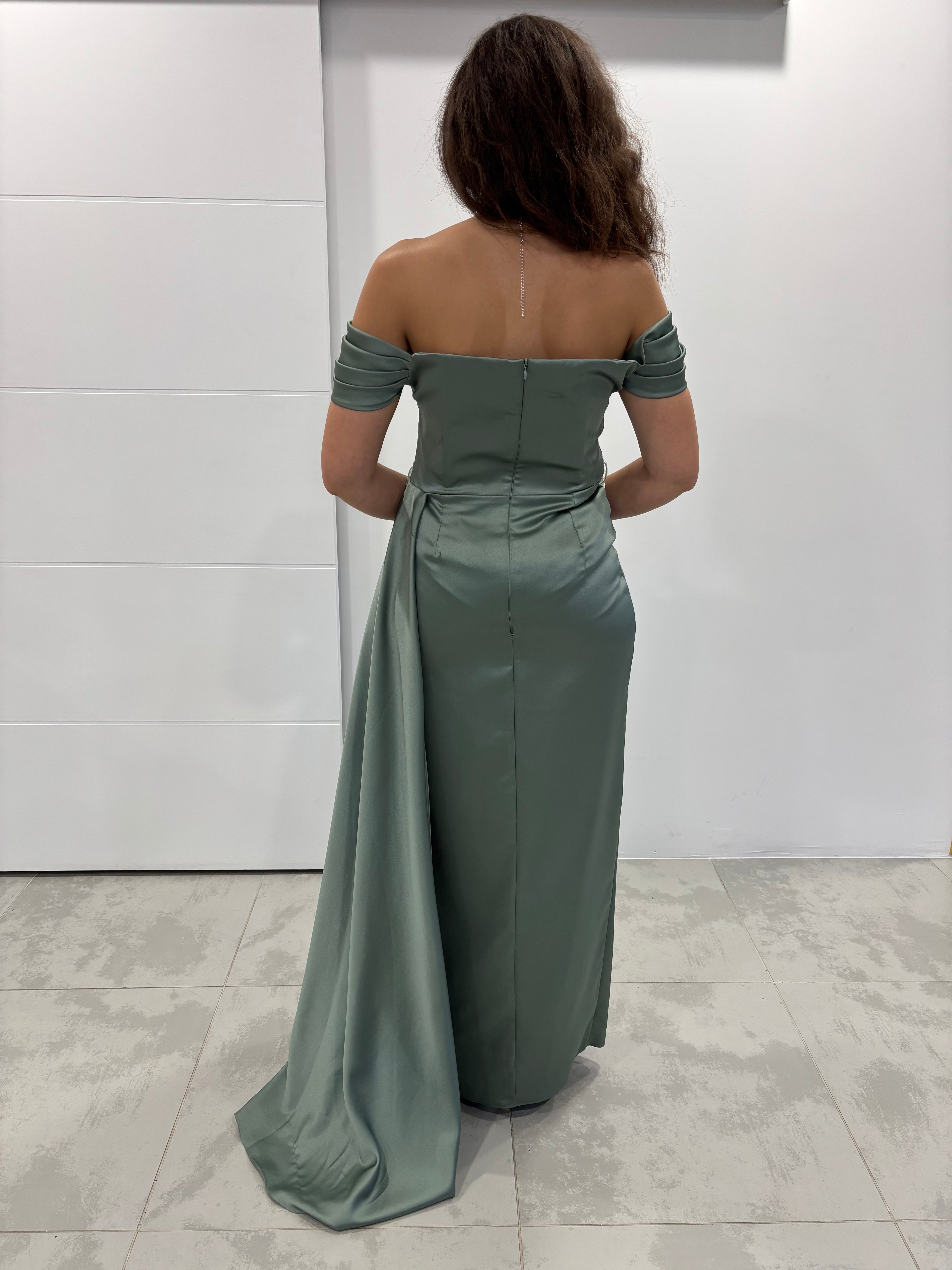 Robe satin vert d'eau traîne fente côté col bateau sequins dos simple