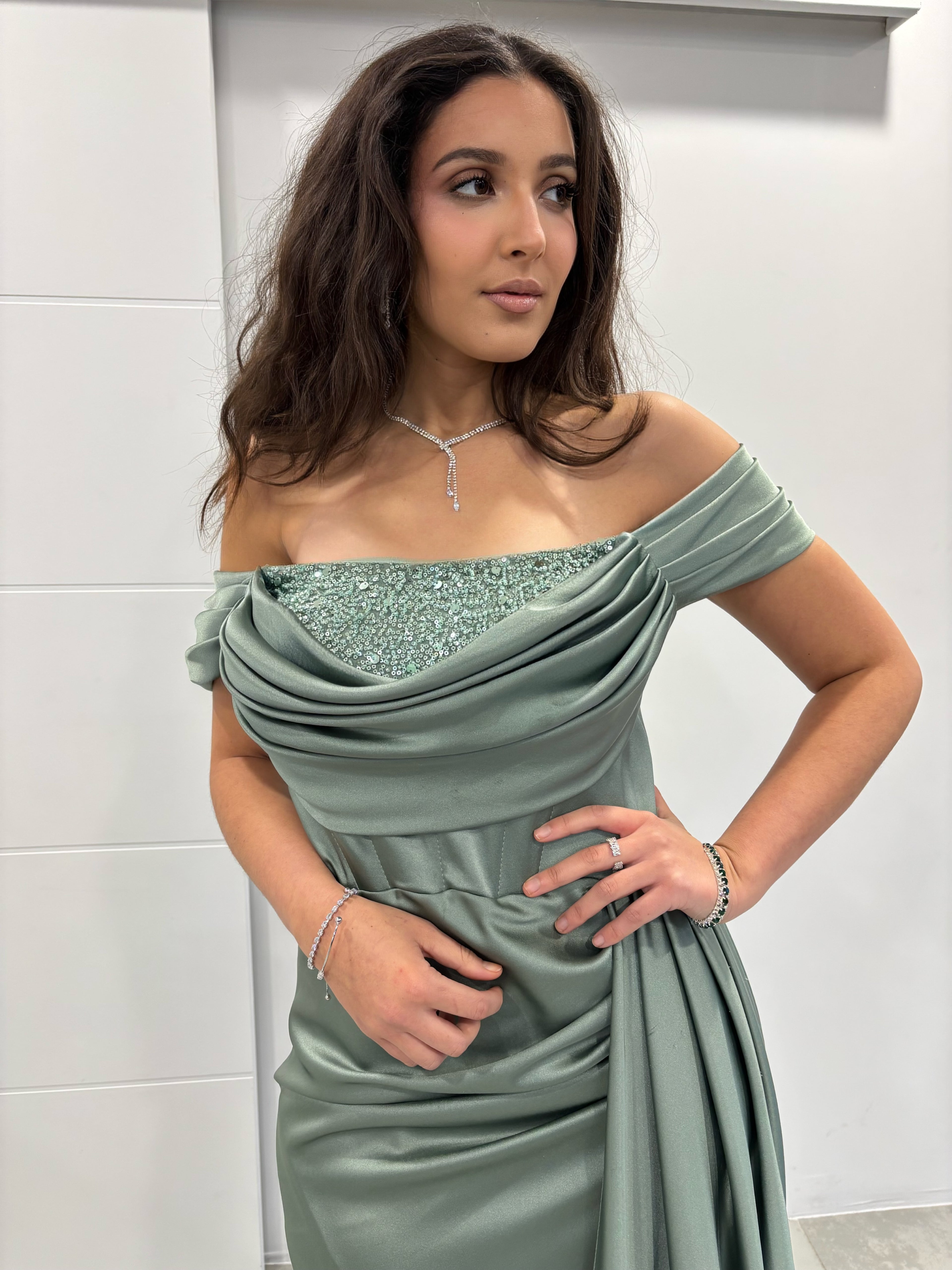 Robe satin vert d'eau traîne fente côté col bateau sequins