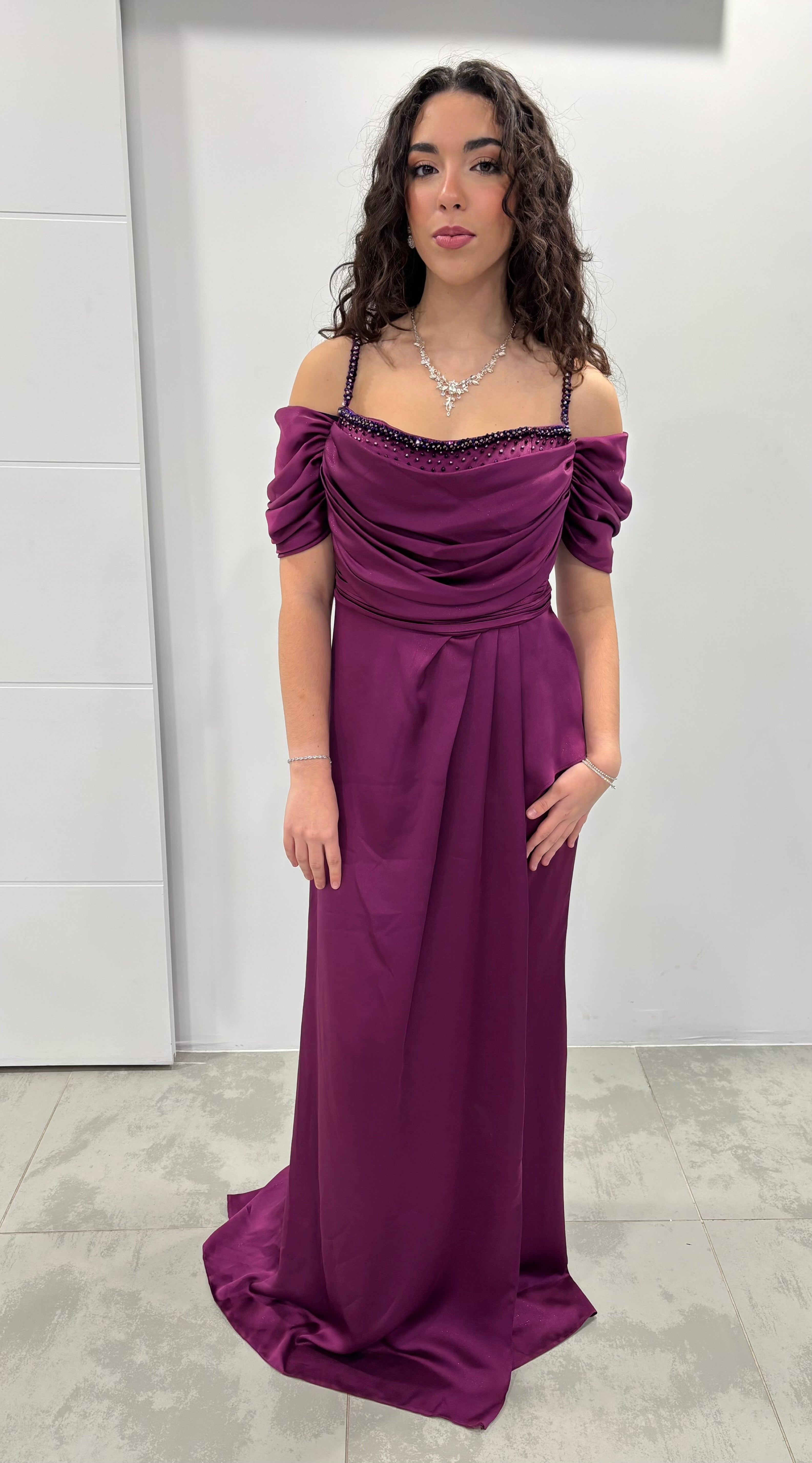 Robe soirée violette perlée satin bretelles fines manches tombantes fente 