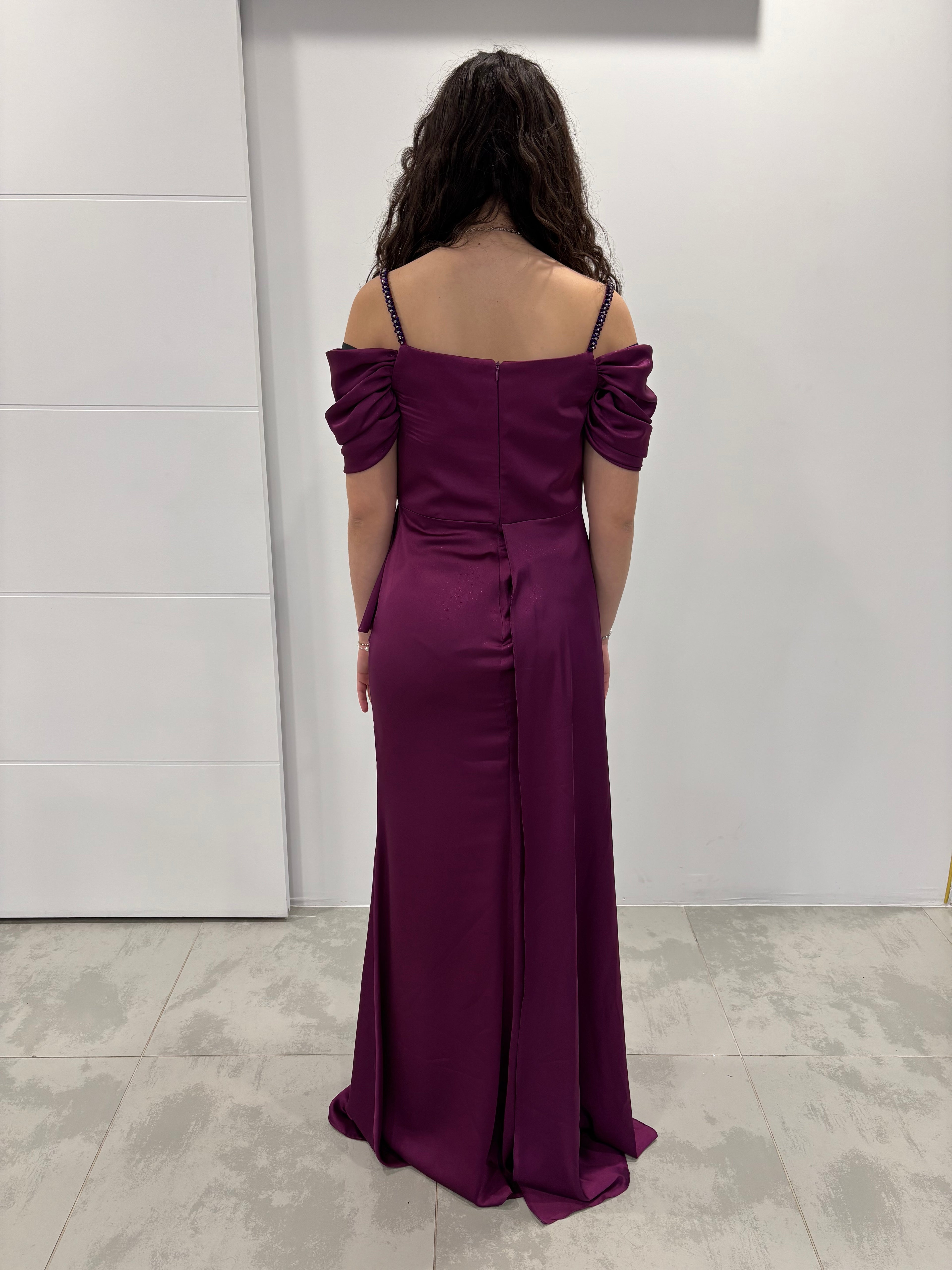 Robe soirée violette perlée satin bretelles fines manches tombantes fente dos