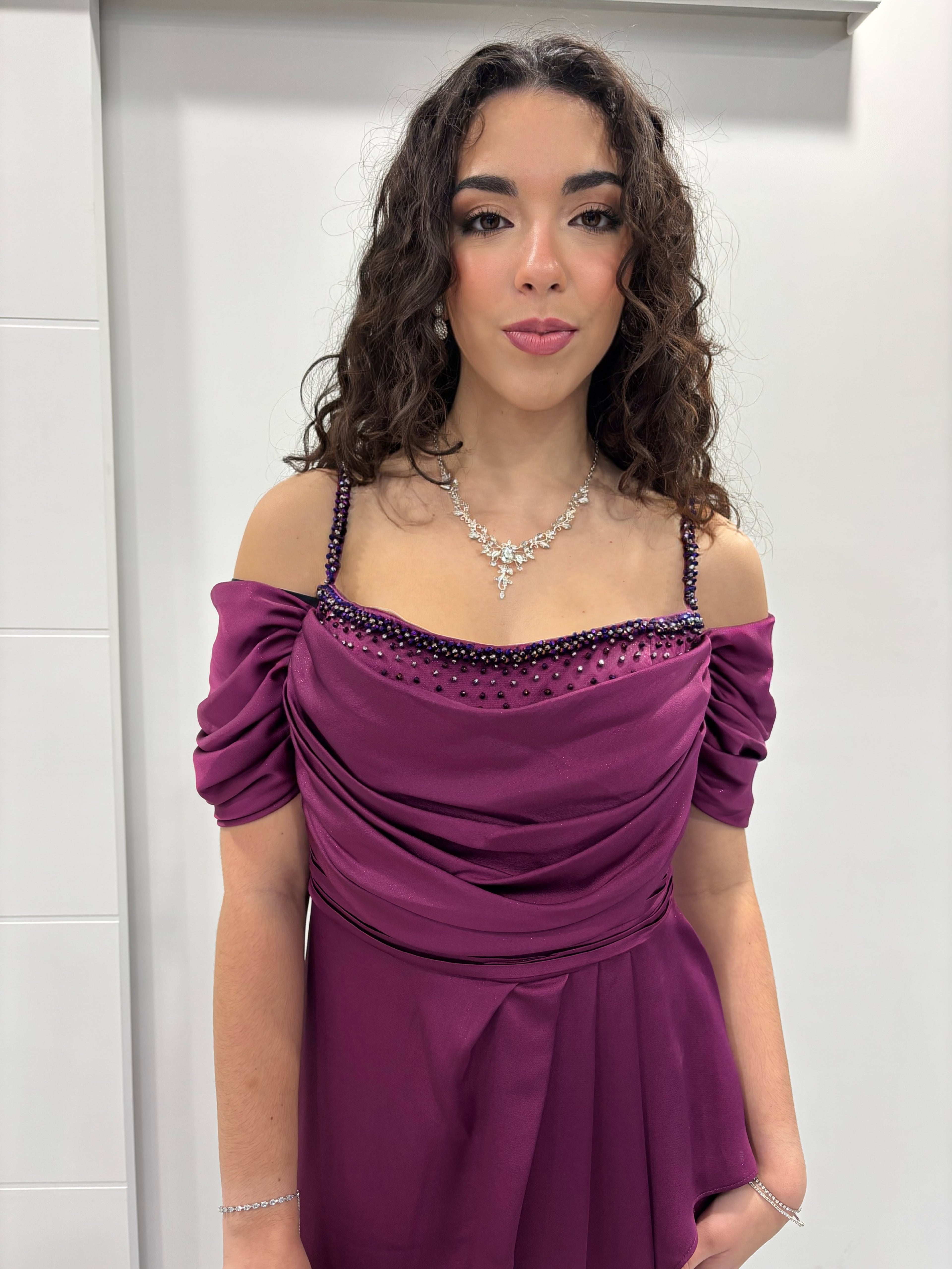 Détails perles robe soirée violette satin col bateau