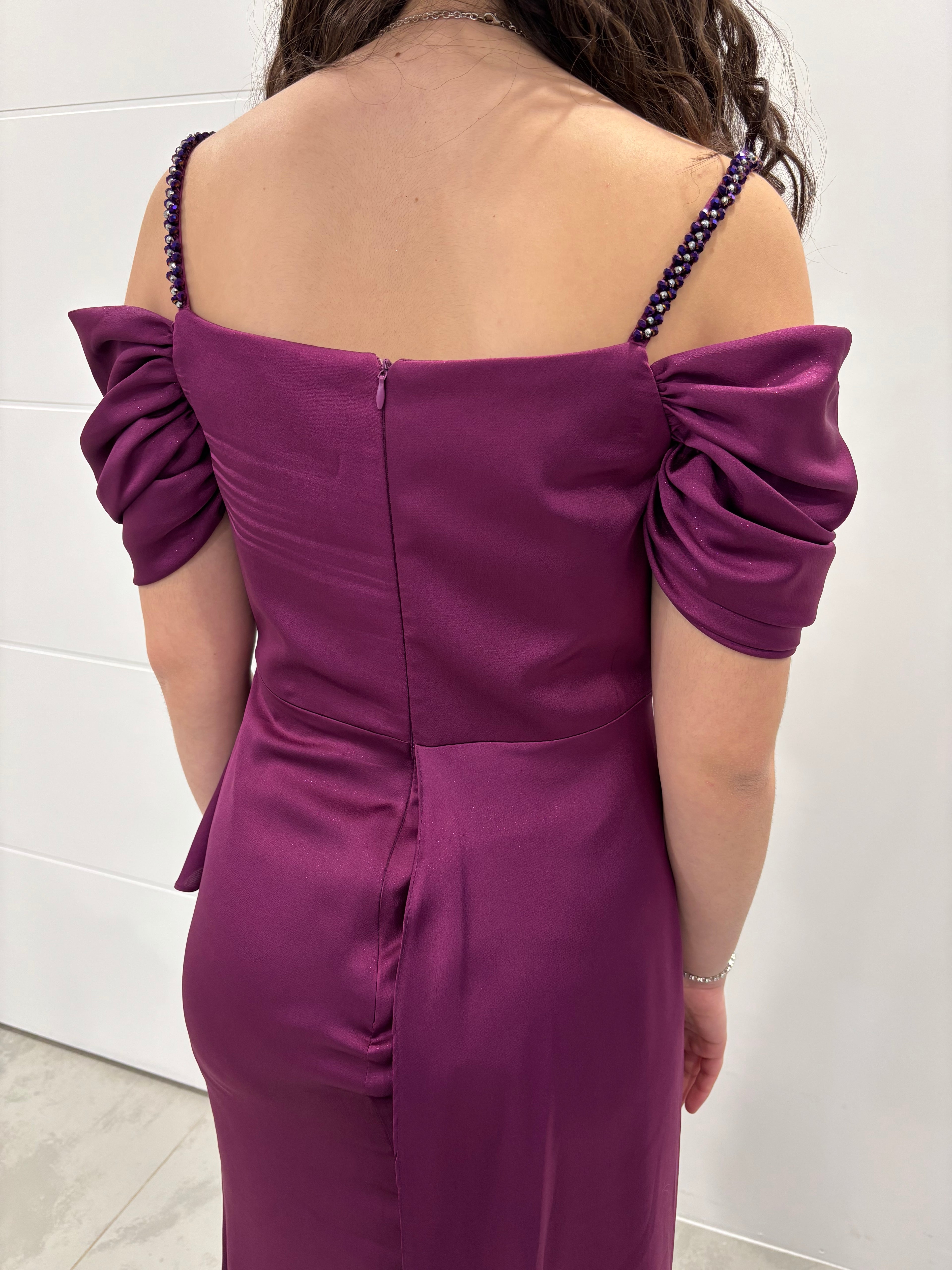 Robe soirée violette perlée satin bretelles fines manches tombantes fente détails dos