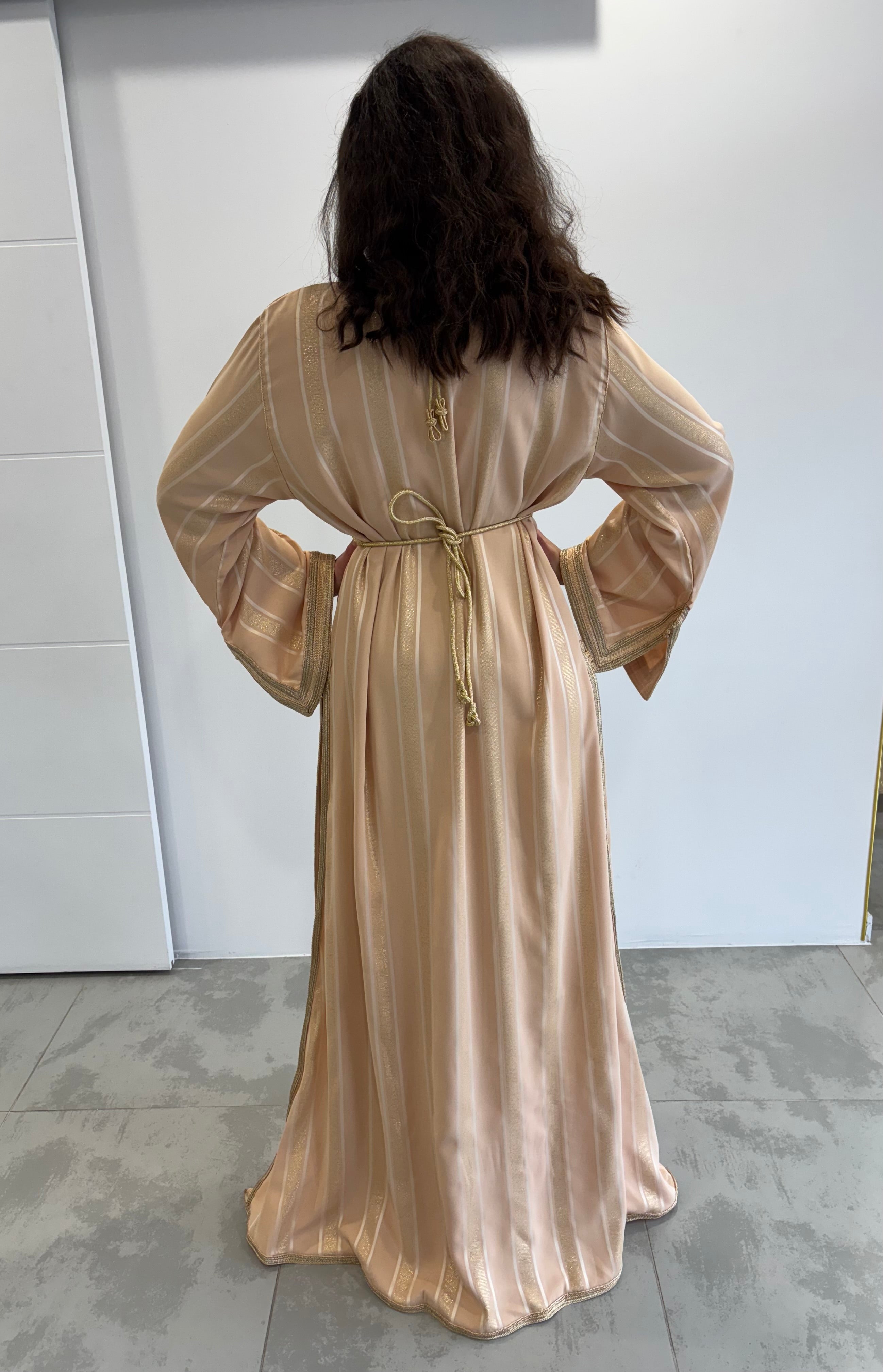 Takchita beige « Amira » – Prestige Oriental & Élégance Intemporelle