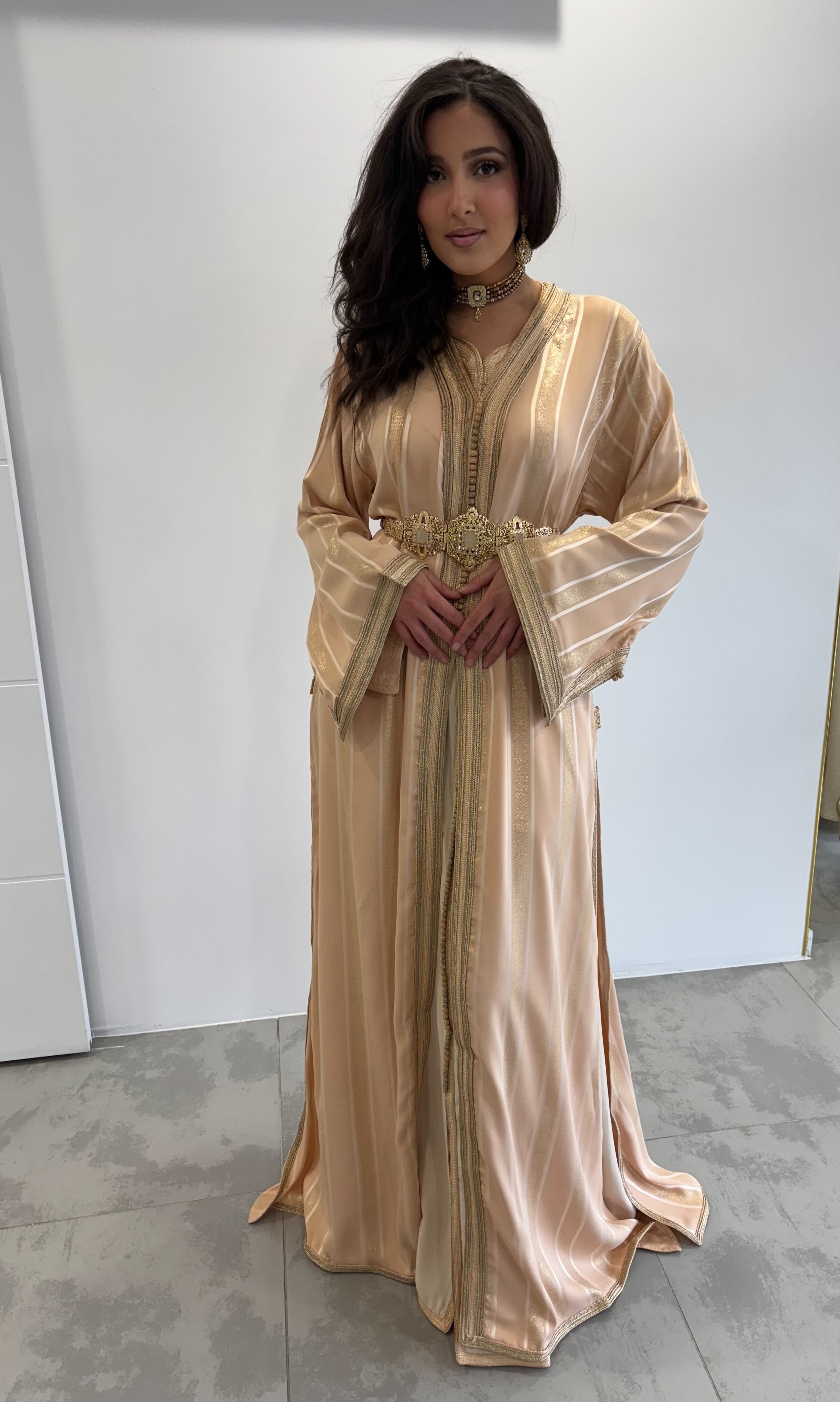 Takchita beige « Amira » – Prestige Oriental & Élégance Intemporelle