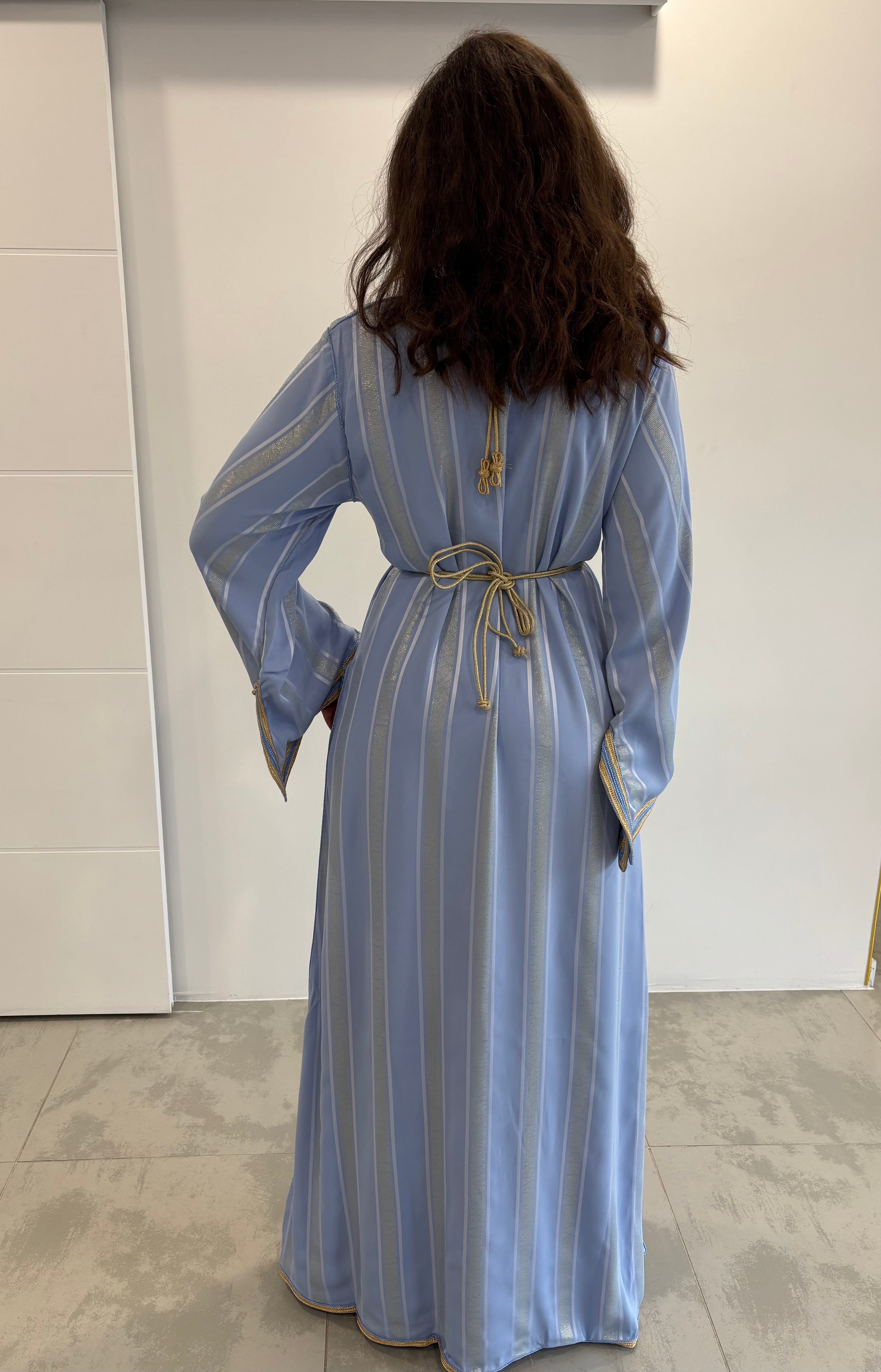 Takchita bleue “Aïcha” – Élégance Lumineuse