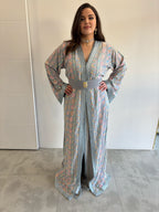 Location takchita sari gris clair pour invitée de mariage, robe traditionnelle orientale élégante avec strass argentés et broderies multicouleurs