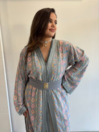 Détails raffinés de takchita sari gris clair pour invitée de mariage en location, ceinture en tissu élégante, broderies colorées et strass argent.