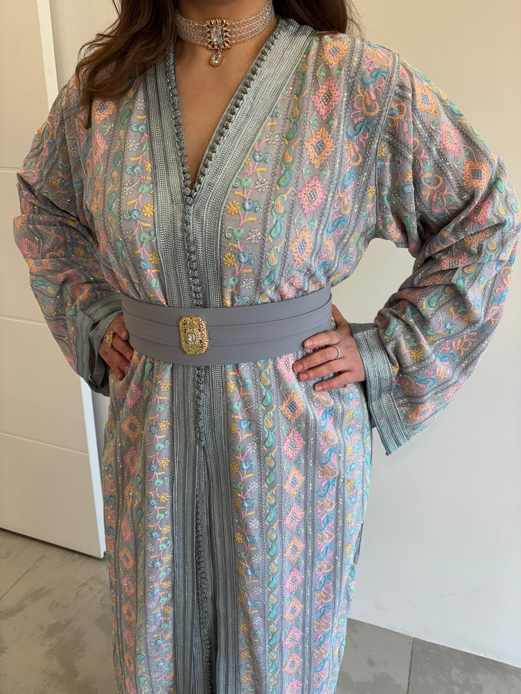 Détails de takchita sari gris clair en location, broderies multicouleurs et strass argentés sur robe orientale de cérémonie pour invitée