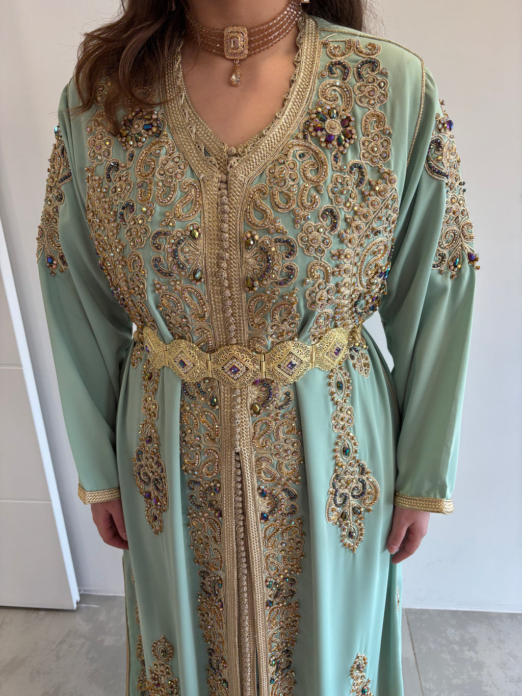 Détails perles et broderies de la takchita invitée vert d’eau et doré