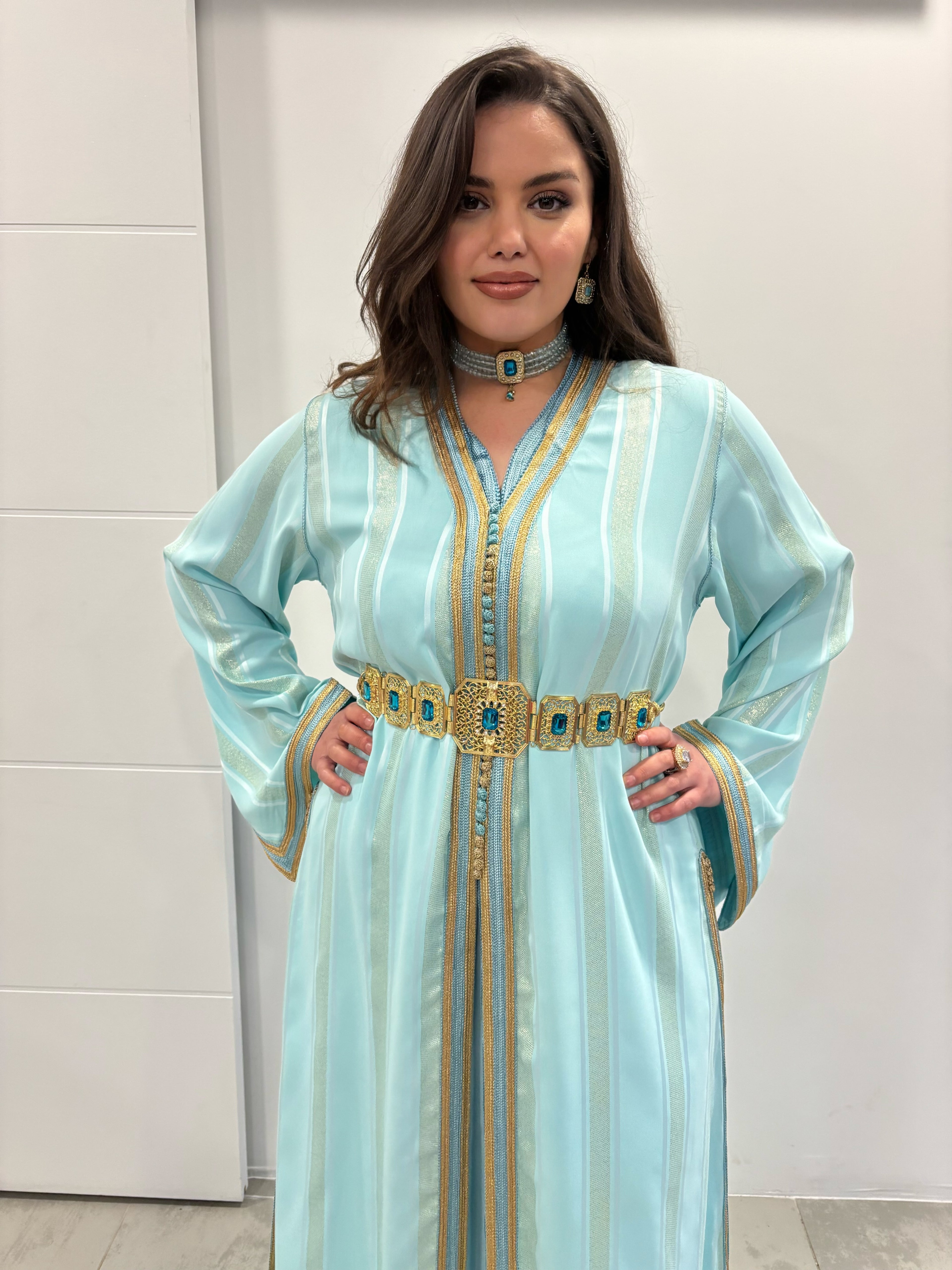 Takchita vert d’eau, robe traditionnelle pour mariage et événements, vue de près