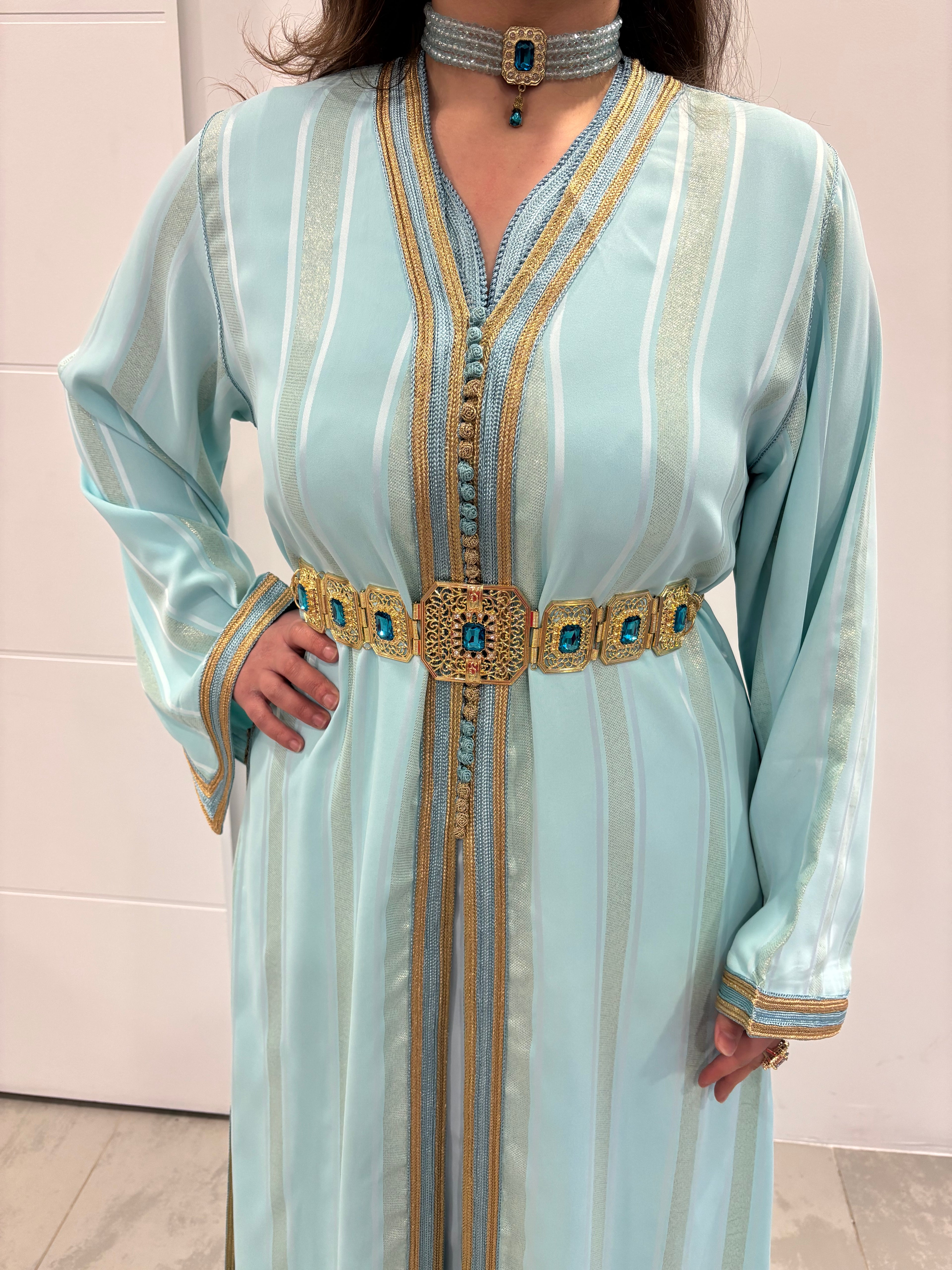 Takchita vert d’eau, robe traditionnelle pour mariage et événements, vue de près