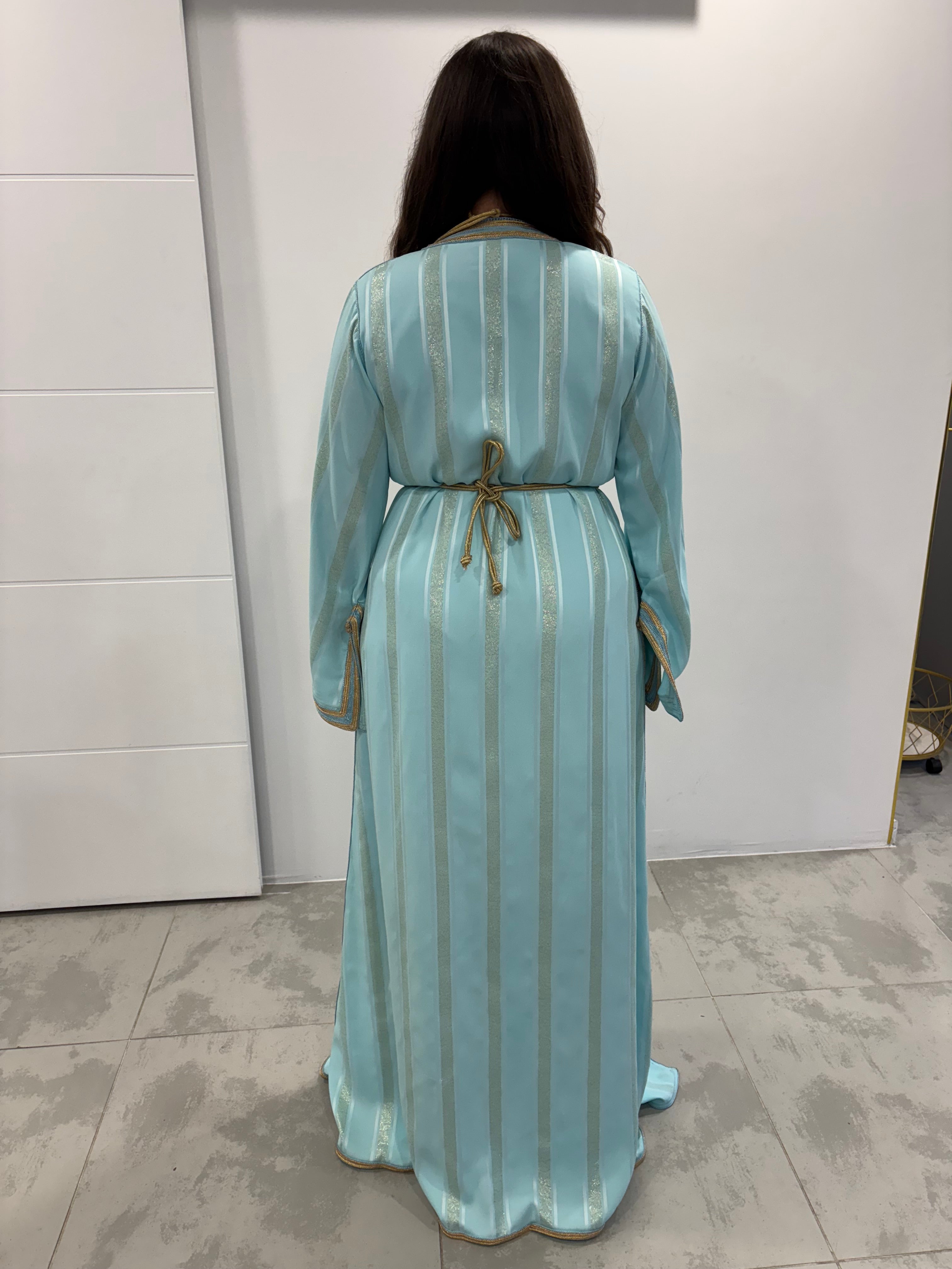 Takchita vert d’eau, robe traditionnelle pour mariage et événements, vue de dos