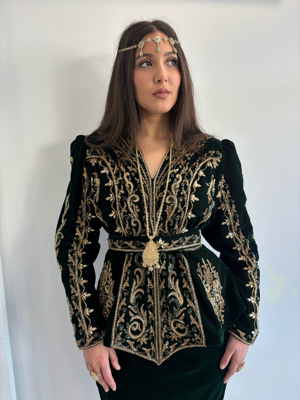 Veste de karakou vert en velours perlée et brodée en dorée avec sa ceinture accordée