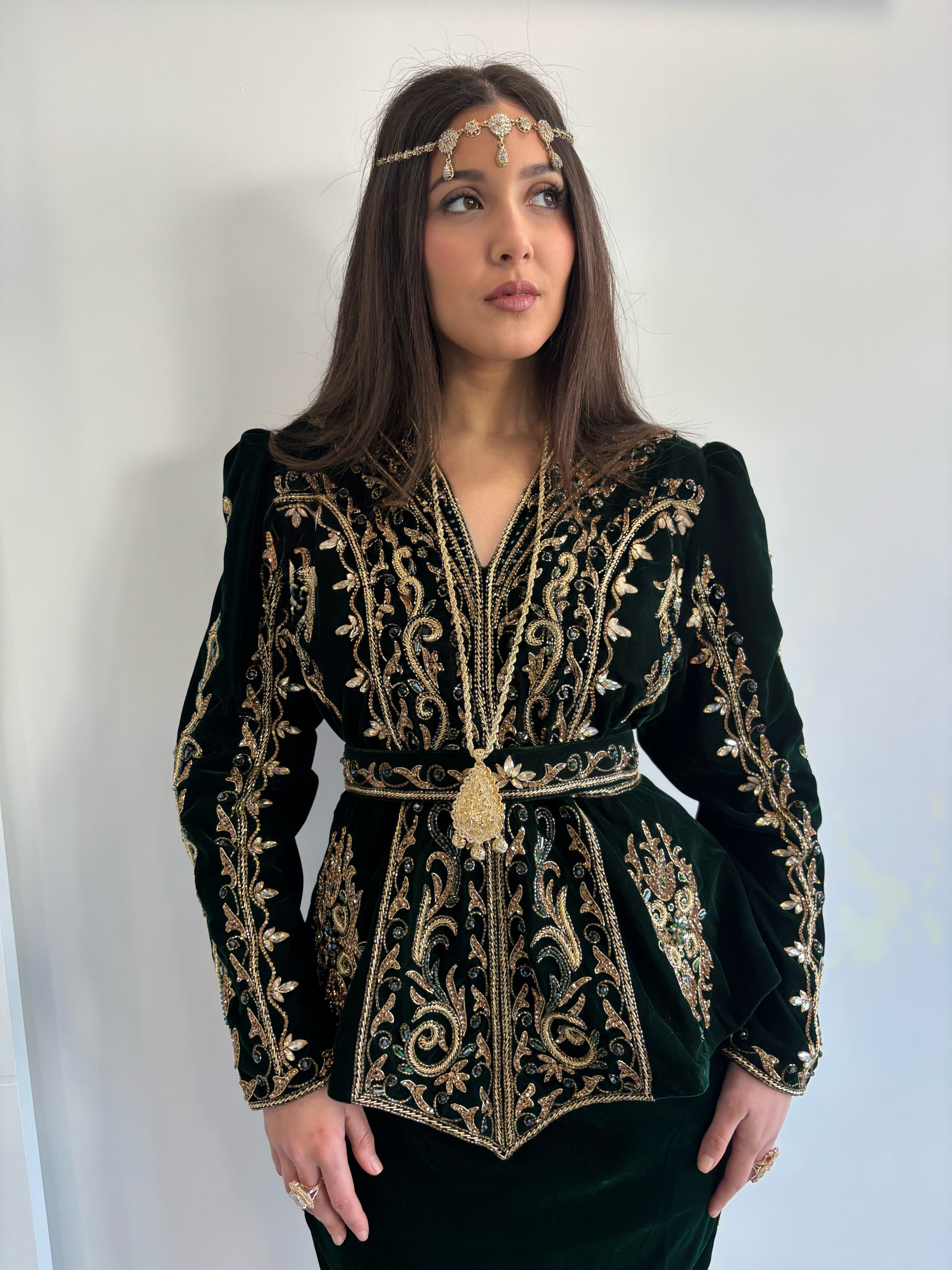 Veste de karakou vert en velours perlée et brodée en dorée avec sa ceinture accordée