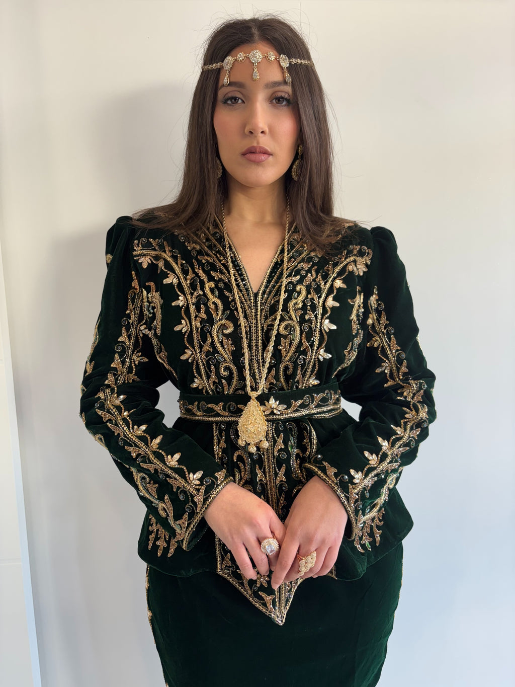Veste de karakou moderne verte en velours et perlée en dorée