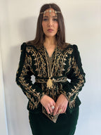 Veste de karakou moderne verte en velours et perlée en dorée